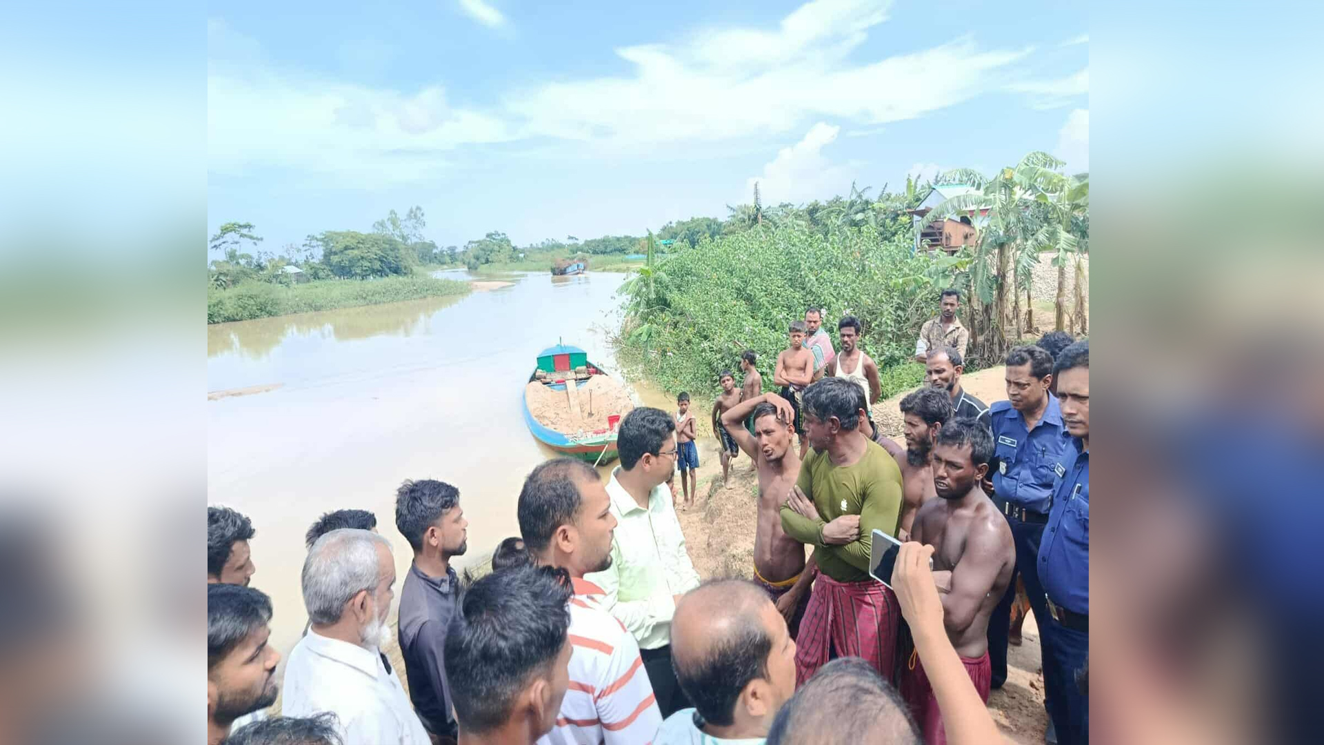 নেত্রকোনায় অবৈধভাবে বালু উত্তোলনের দায়ে জরিমানা, নৌকা জব্দ