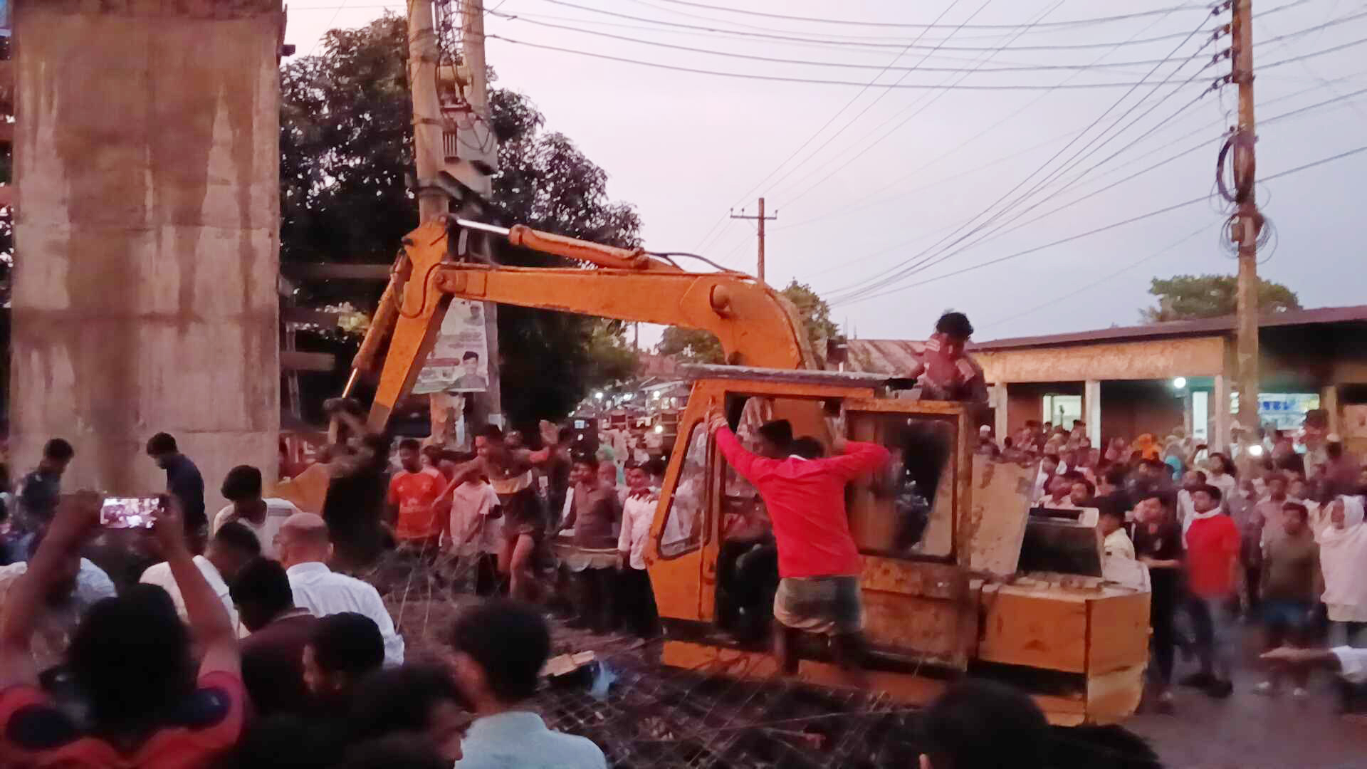 কিশোরগঞ্জে বিসিকের ফটক ধসে প্রাণ গেল শ্রমিকের