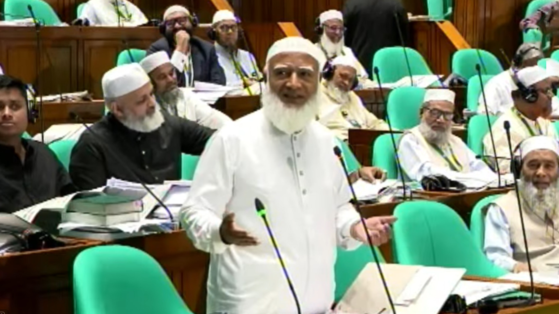 সরকারি দলের সদস্যরা হয়তো খুব মেধাবী, তাই কাগজ দেখেই সব বুঝে ফেলেছে