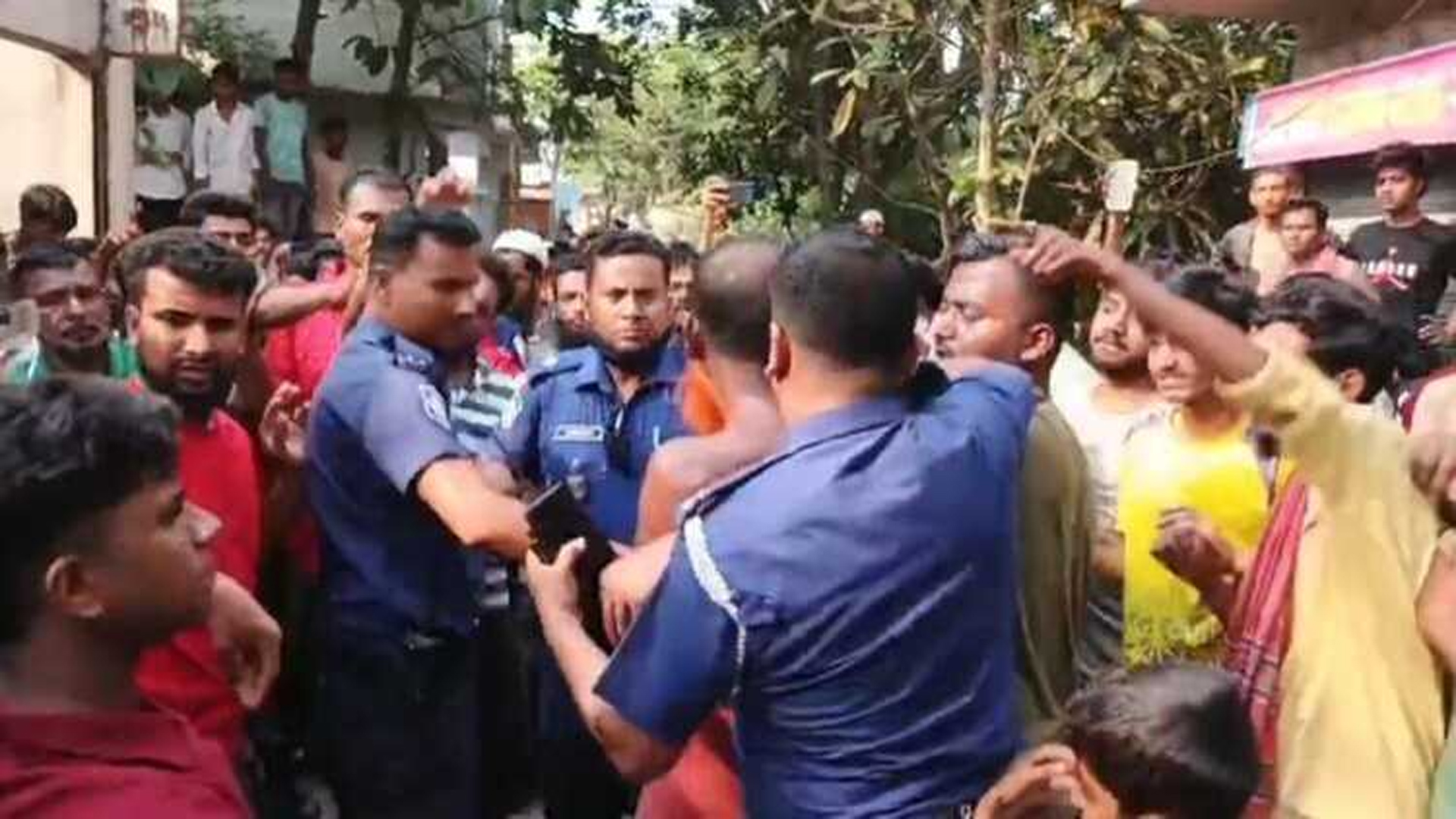 নরসিংদীতে শিশুকে ধর্ষণের অভিযোগে এক ব্যক্তি আটক