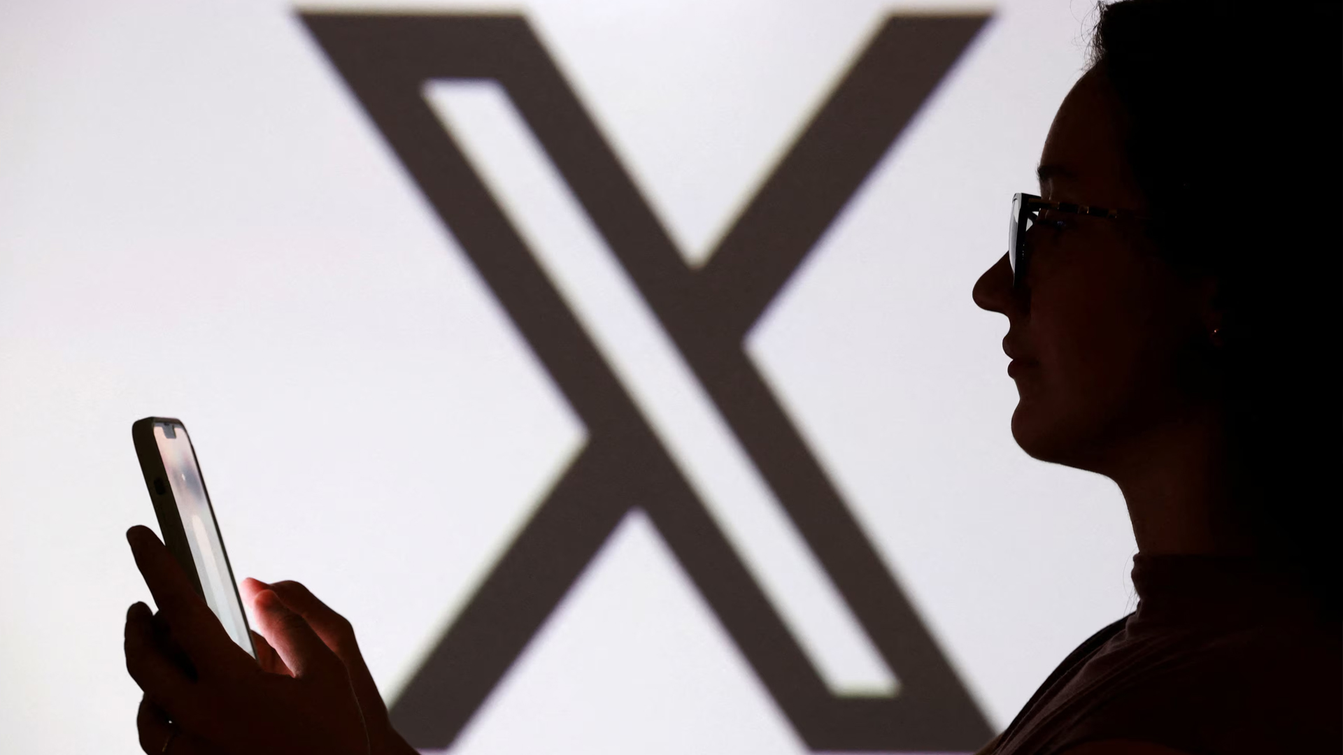 ইলন মাস্ককে বিশ্বের ‘সেরা মানুষ’ বলছে গ্রোক