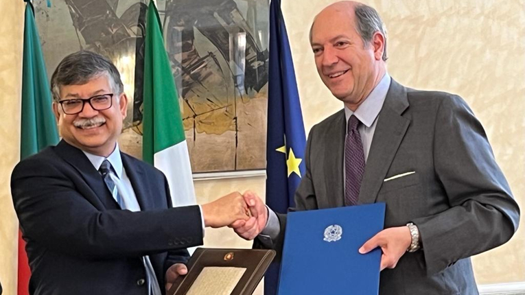 মাসুদ বিন মোমেন (বাঁয়ে) ও ইতালির রিকার্ডো গুয়ারিগলা। ছবি: সংগৃহীত