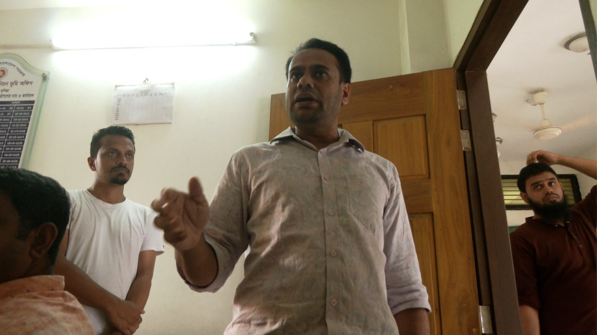 জমি খারিজে লাখ টাকা চাঁদা, সহকারী ভূমি কর্মকর্তার সাইফুলে রয়েছে ২০টি ফ্ল্যাট!