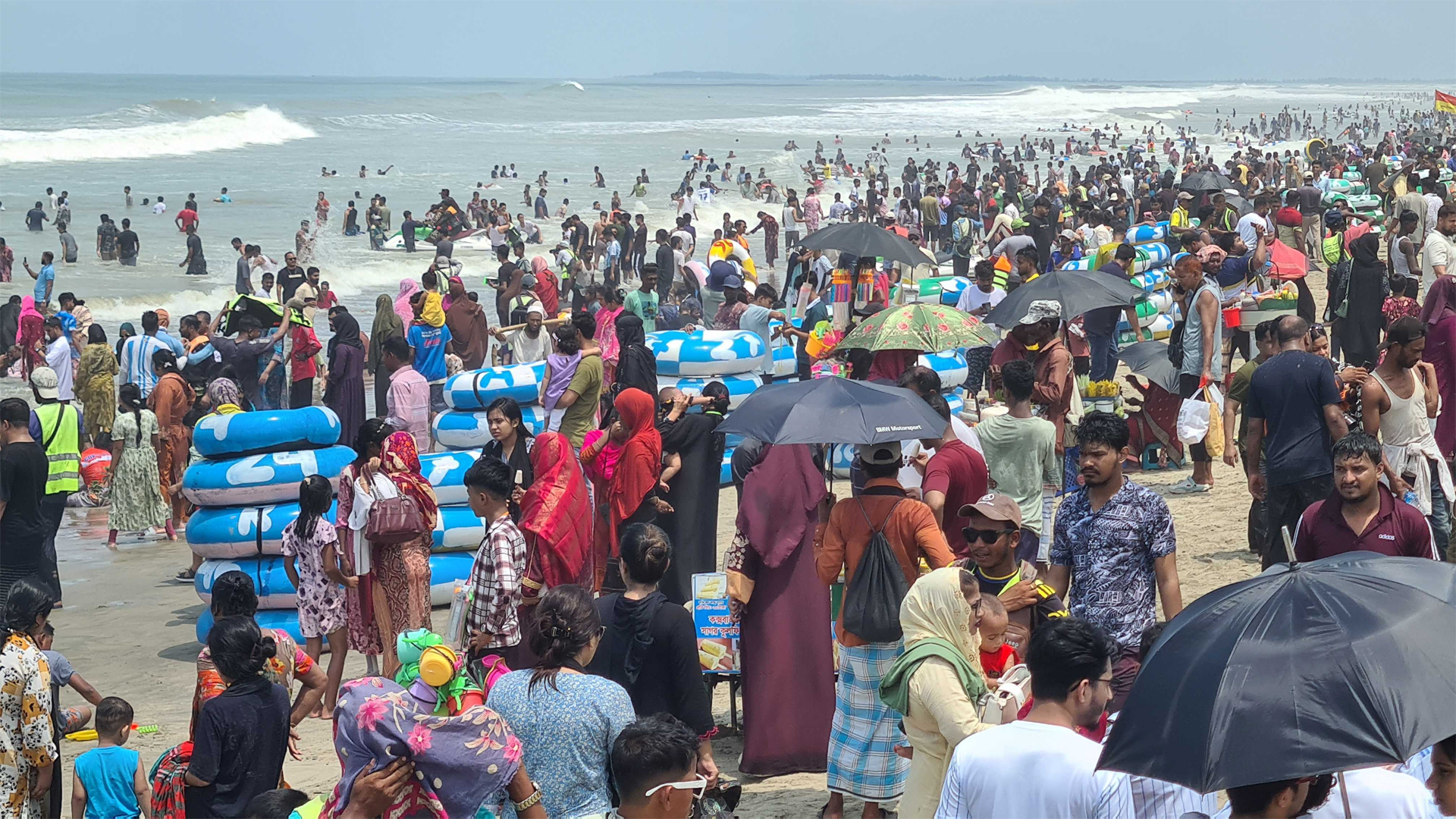সমুদ্রপাড়ে জনস্রোত, উৎসবে মাতোয়ারা ভ্রমণপিপাসুরা