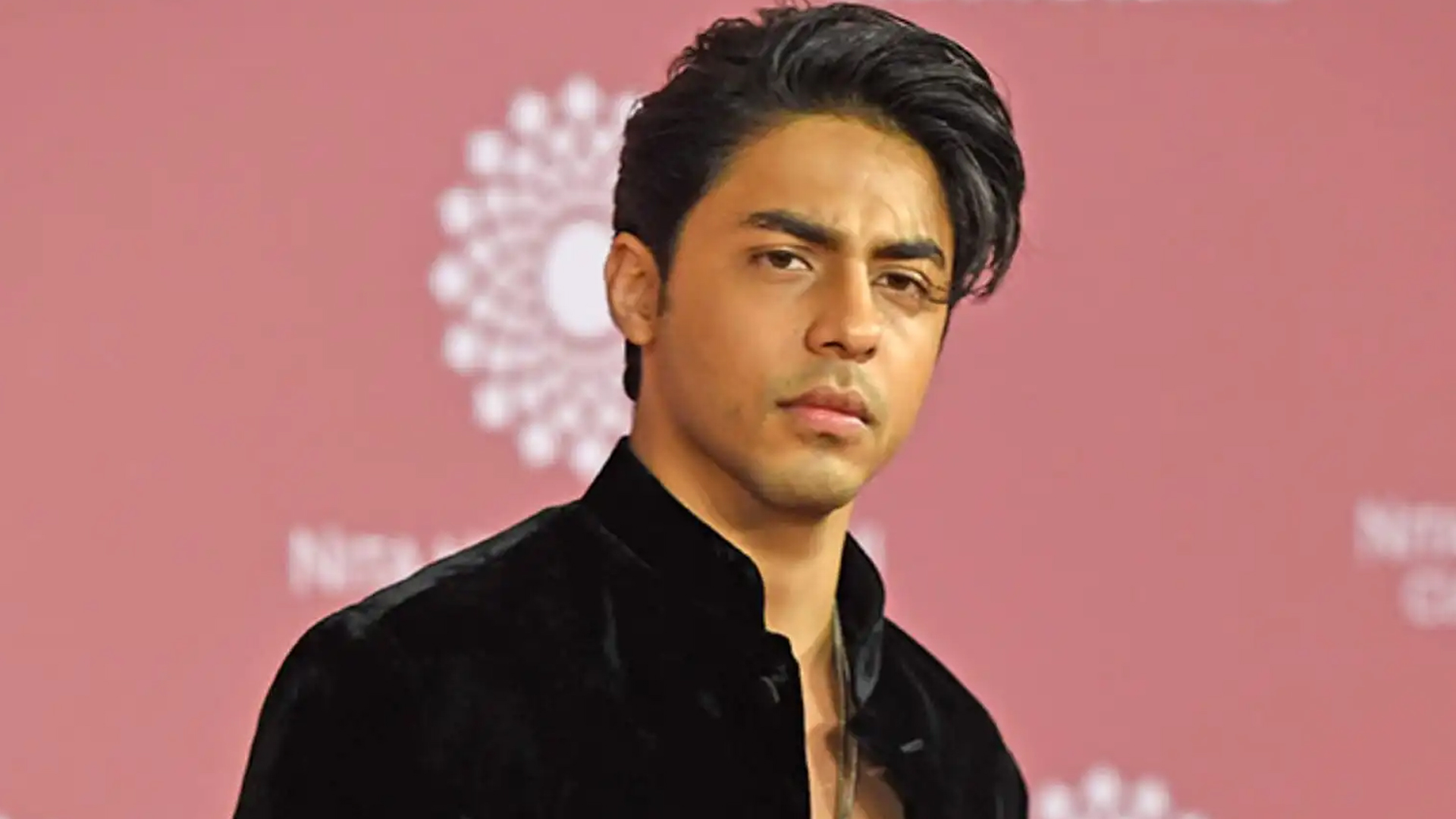 আরিয়ানের অশালীন অঙ্গভঙ্গিতে উত্তাল নেটদুনিয়া