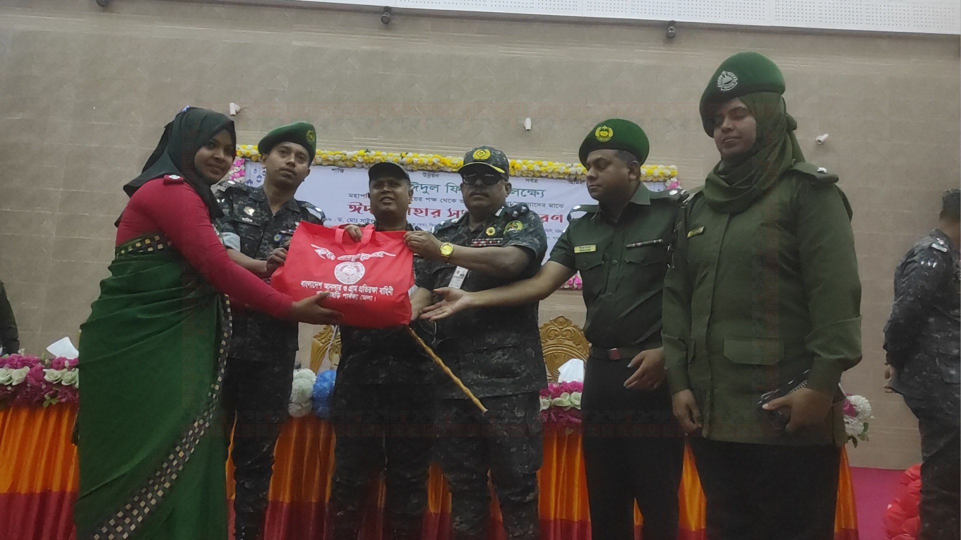 খাগড়াছড়িতে সাড়ে তিন হাজার আনসার ও ভিডিপি সদস্য পেলেন ঈদ উপহার