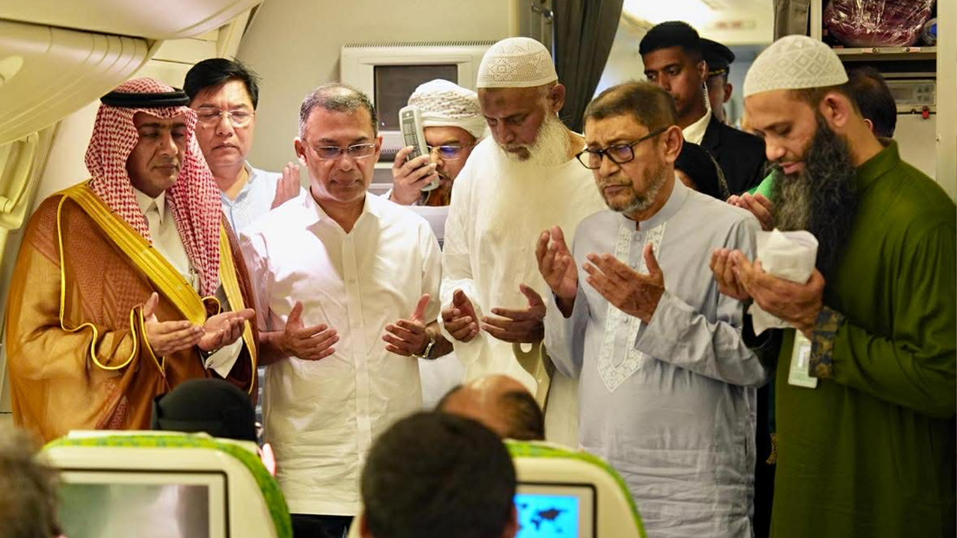 চলতি মৌসুমের প্রথম হজ ফ্লাইটের উদ্বোধন করলেন প্রধানমন্ত্রী