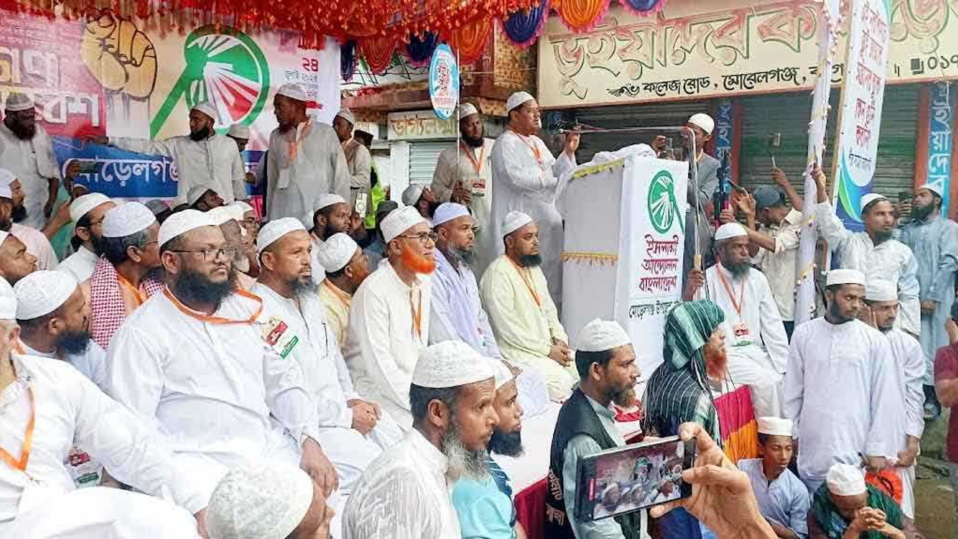 চাঁদাবাজ-খুনিদের বাংলার জমিনে দাঁড়াতে দেয়া যাবে না: চরমোনাই পীর