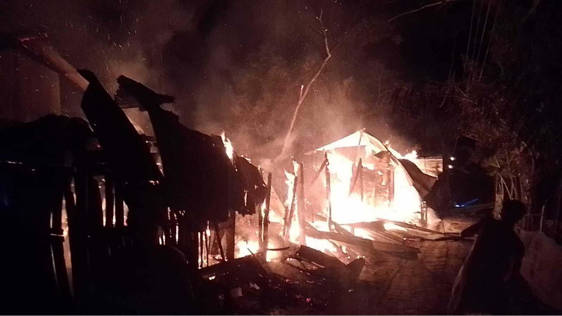 বাগেরহাটে আগুনে পুড়ল ৫ দোকান