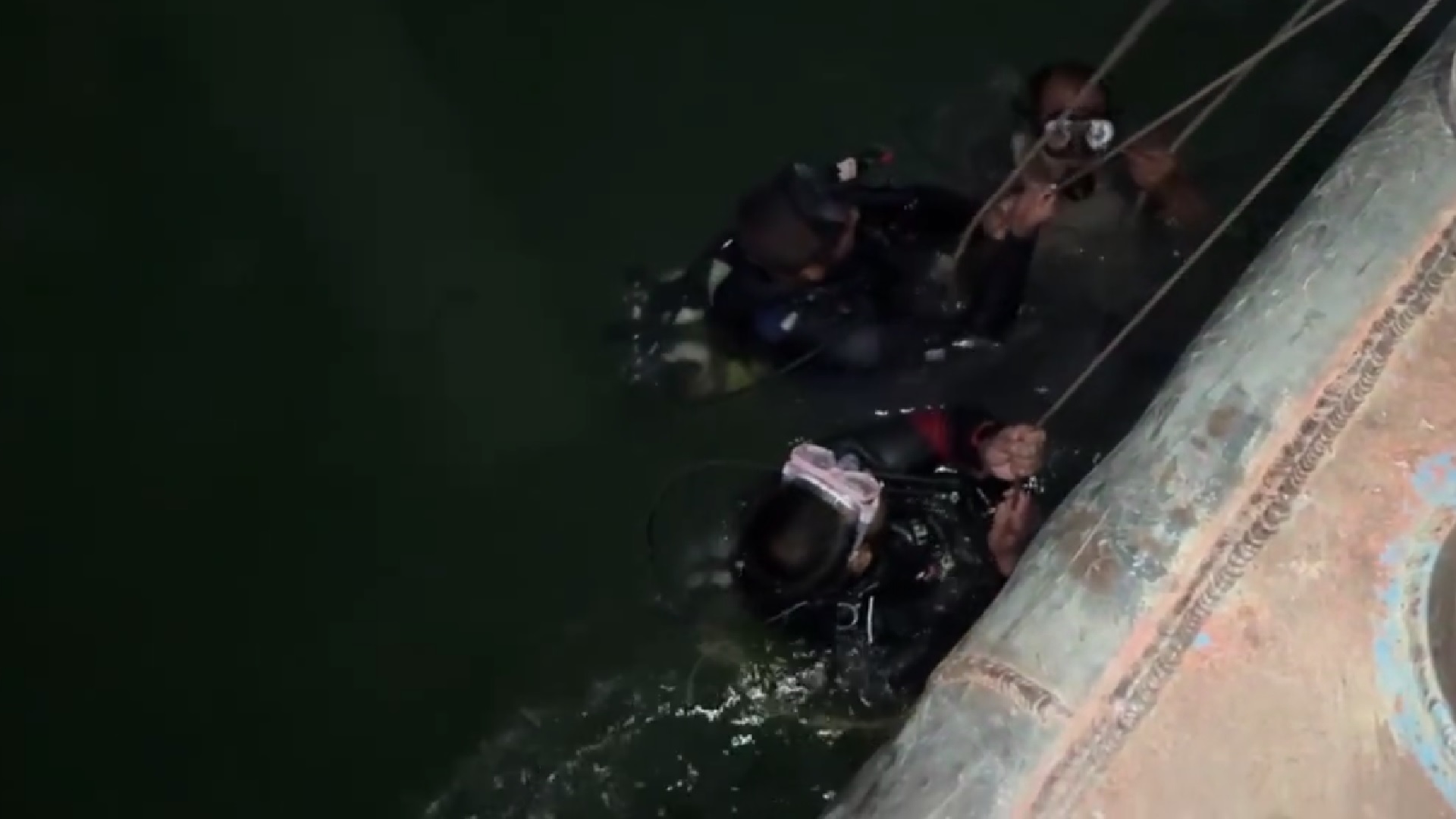 যাত্রীসহ নদীতে বাস: উদ্ধারে যোগ দিচ্ছে ঢাকা ও ফরিদপুরের ডুবুরি দল