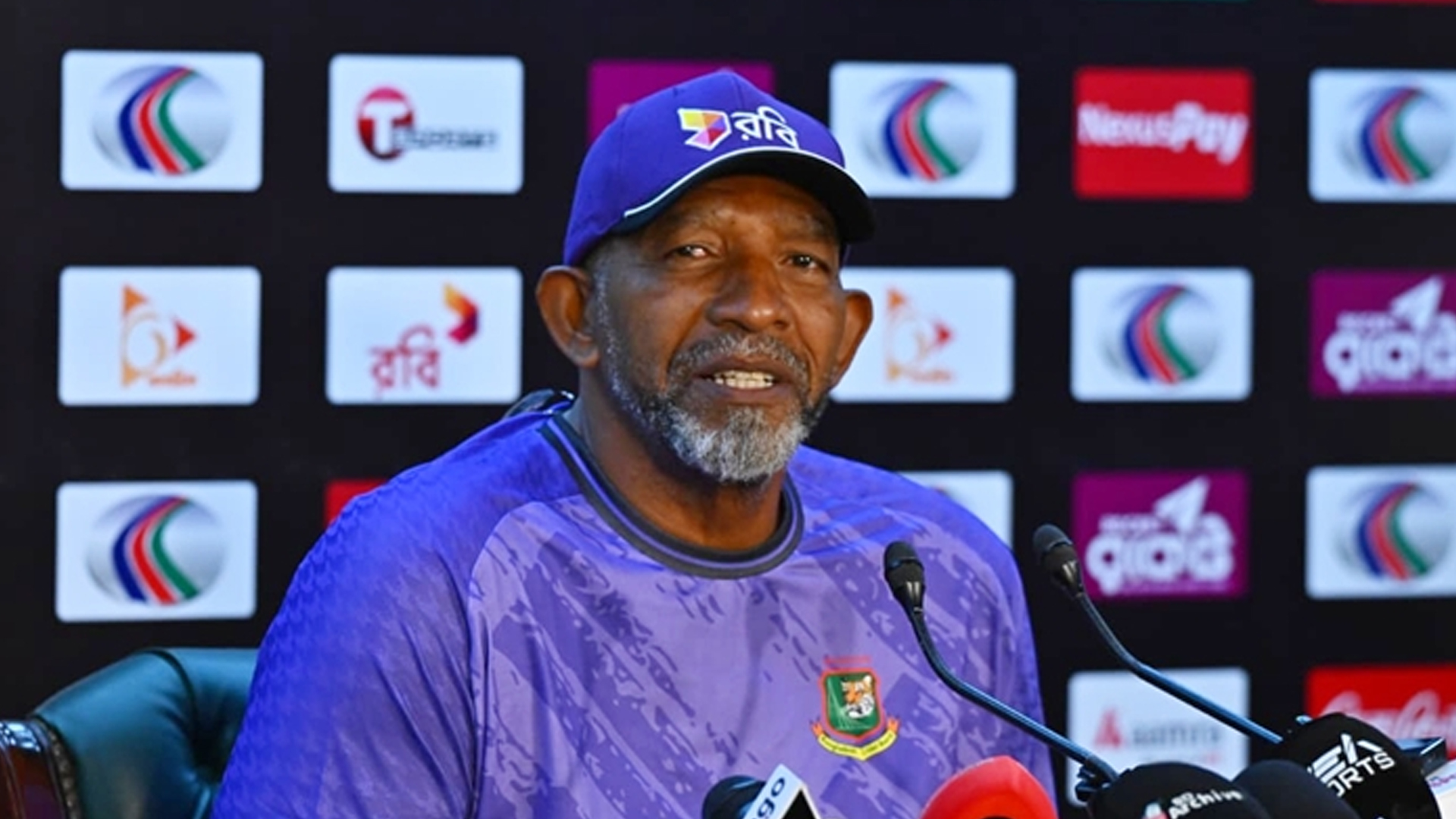 দেড় বছরে তিনবার সভাপতি বদল— এতটুকুও অবাক হননি সিমন্স