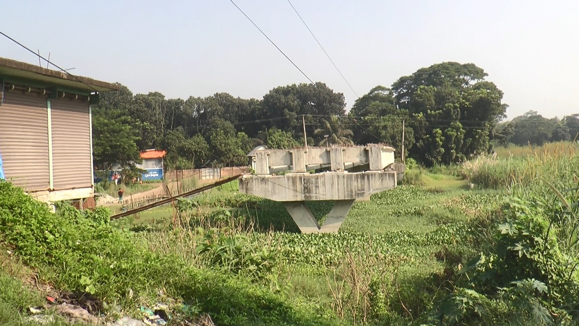 নির্মাণ কাজে ধীরগতি, একটি সেতুর অভাবে দুর্ভোগে শিবচরের তিন ইউনিয়নের মানুষ