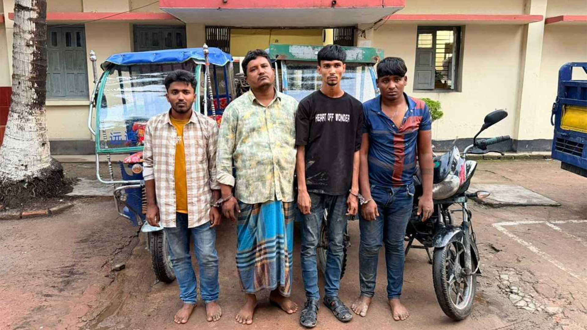 চাঁদপুরে চোরাই অটোরিকশাসহ আন্তঃজেলা চোর চক্রের ৪ সদস্য আটক