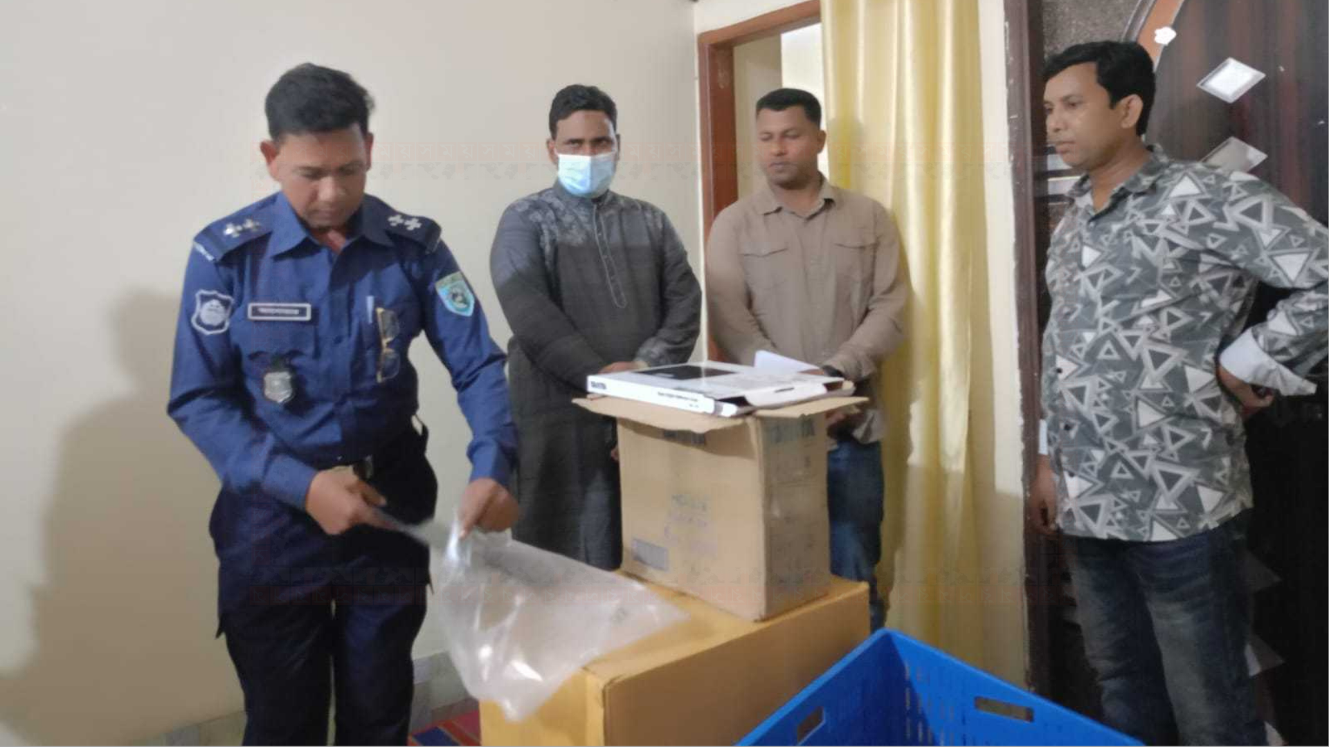 সরকারি ওষুধ ও সরঞ্জাম ভারতে পাচারকালে স্টোরকিপার আটক