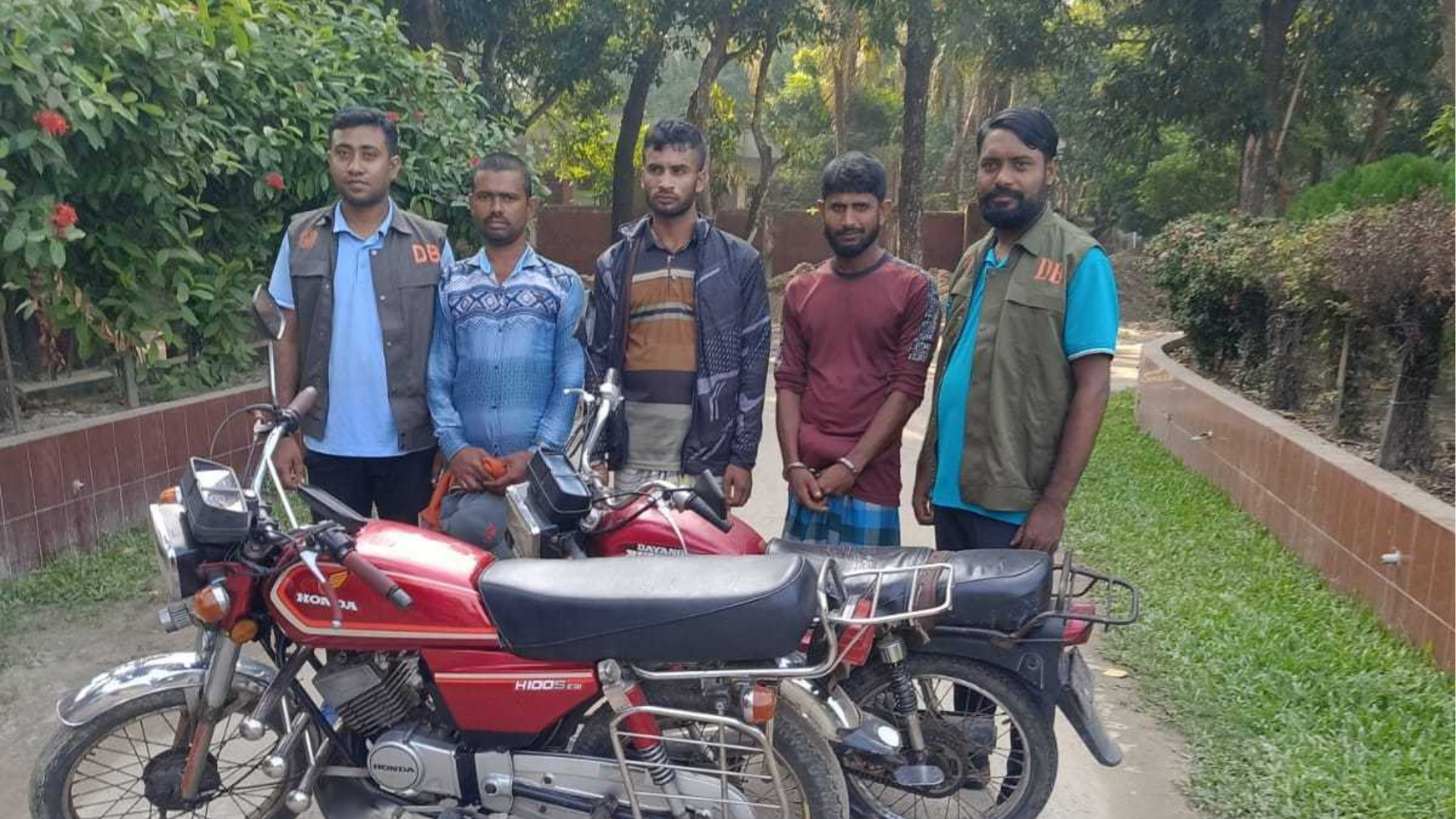 সাতক্ষীরায় ২ চোরাই মোটরসাইকেলসহ গ্রেফতার ৩