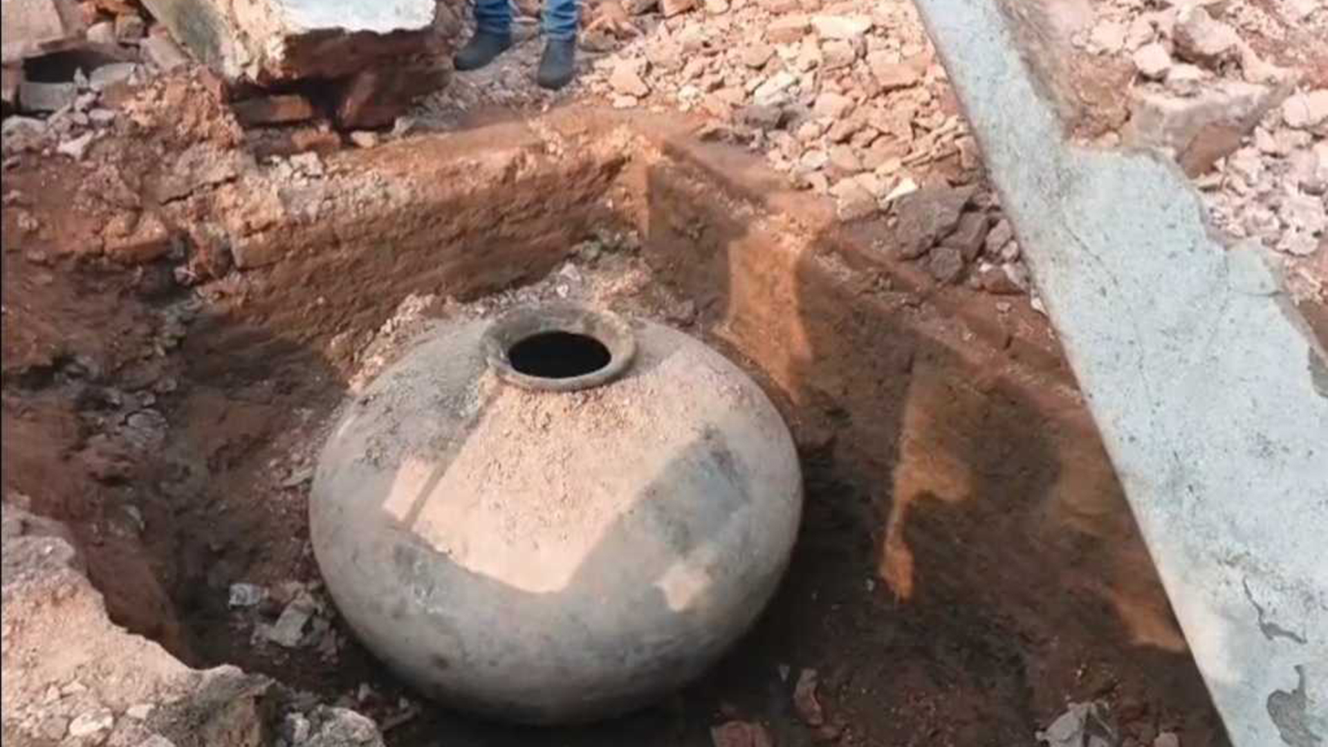 মাটি খুঁড়তেই বেরিয়ে এলো শত বছরের প্রাচীন মটকা