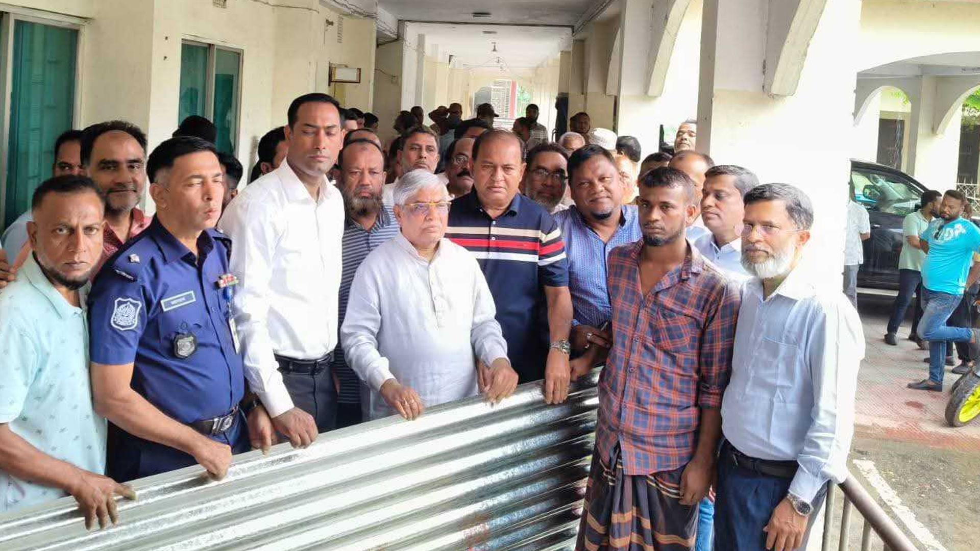 নোয়াখালীতে অগ্নিকাণ্ডে ক্ষতিগ্রস্তদের মাঝে ঢেউটিন বিতরণ