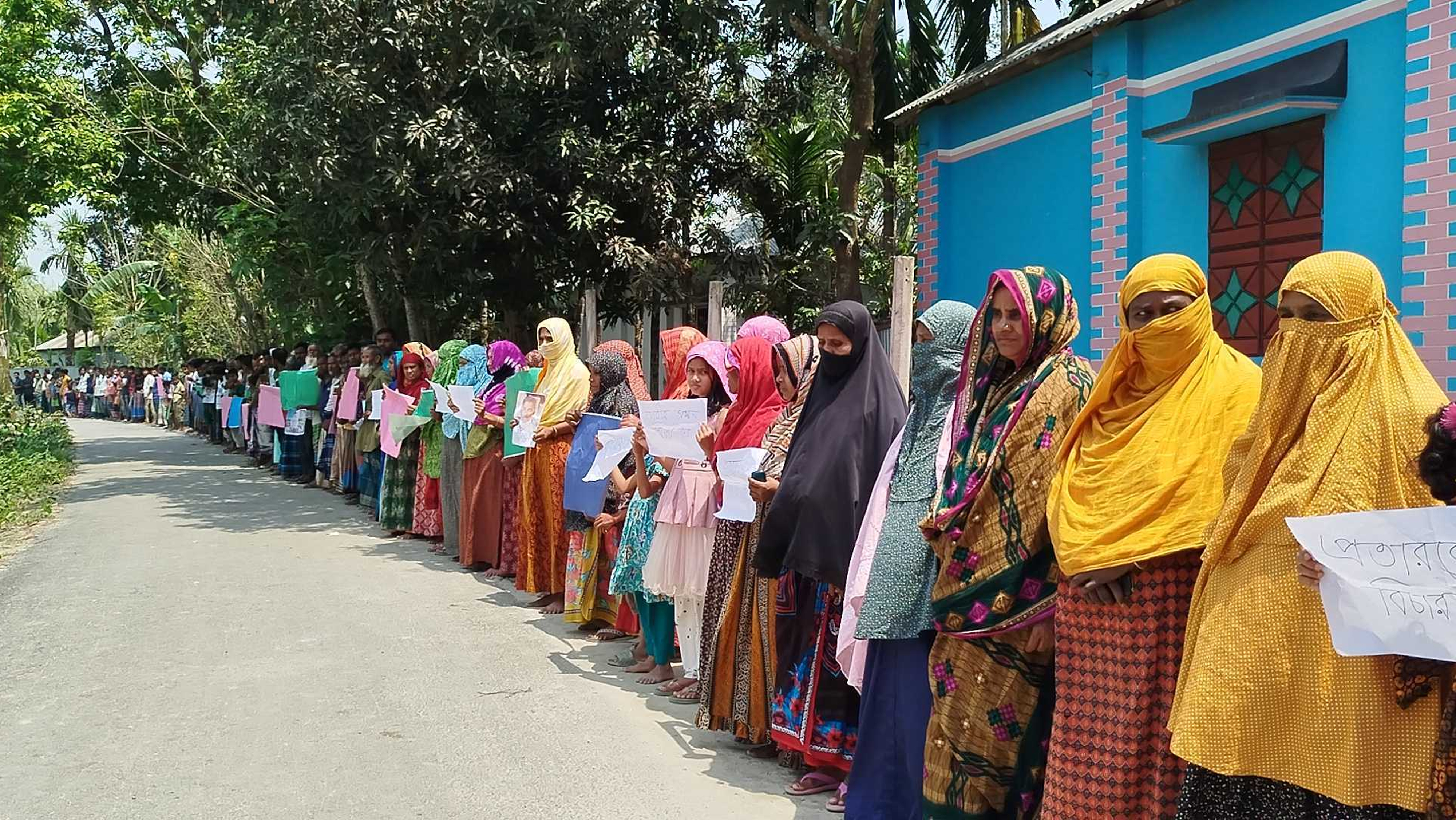 মোবাইল ফোনে একাধিক বিয়ে, ‘বর তুমি কার’ স্লোগানে প্রবাসীর বাড়িতে কর্মসূচি