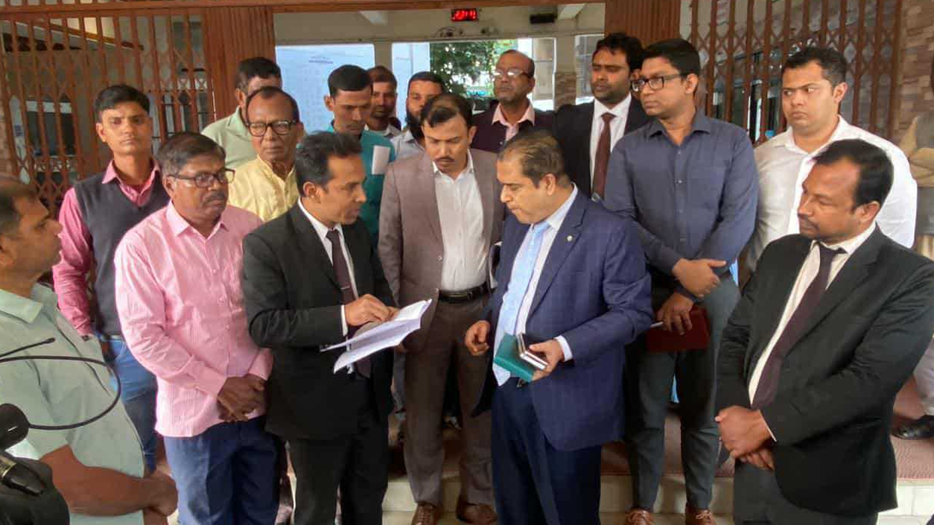 প্রিপেইড মিটারের যাতাকলে পিষ্ঠ রংপুরের বাসিন্দারা, দেয়া হলো স্মারকলিপি