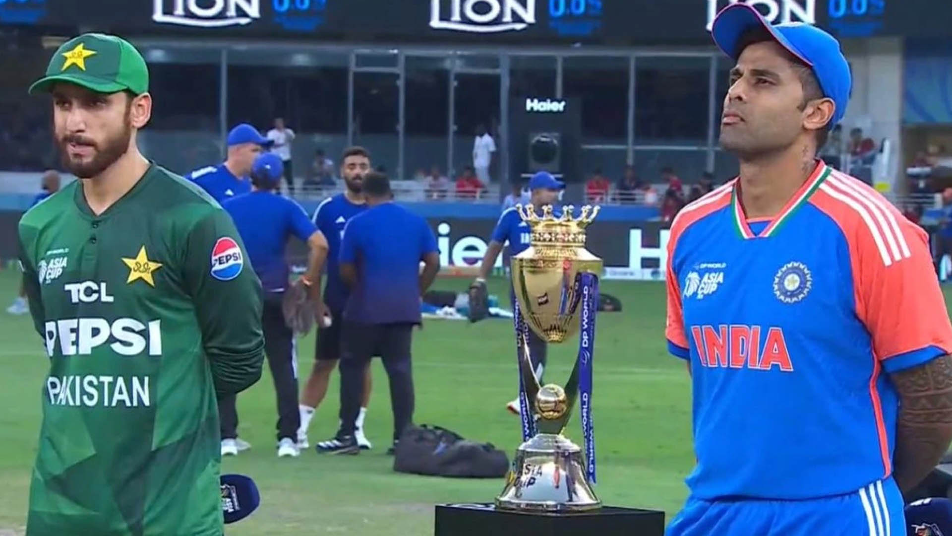 পাকিস্তানের ক্রিকেটাররা কি হ্যান্ডশেক করবেন? সালমান আগা যা বললেন