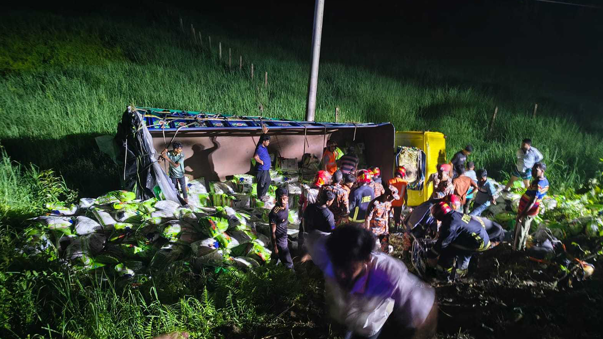 দাউদকান্দিতে ট্রাক খাদে পড়ে নিহত ৭