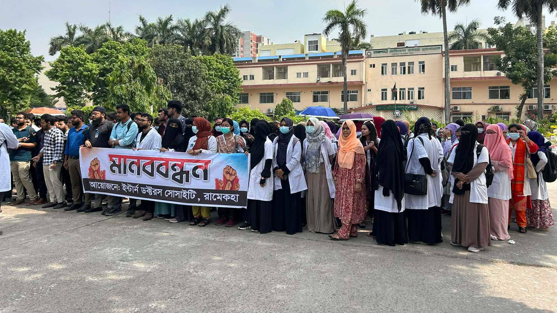 রামেক হাসপাতালে ইন্টার্ন চিকিৎসকদের কর্মবিরতি, ভোগান্তিতে রোগীরা