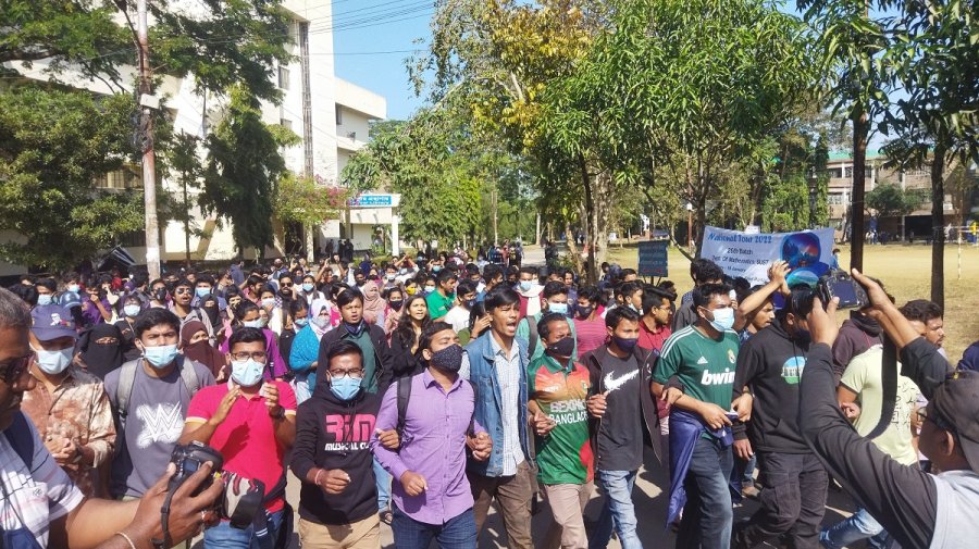 আজও উত্তাল শাবিপ্রবি, উপাচার্যের বিদায় চান শিক্ষার্থীরা