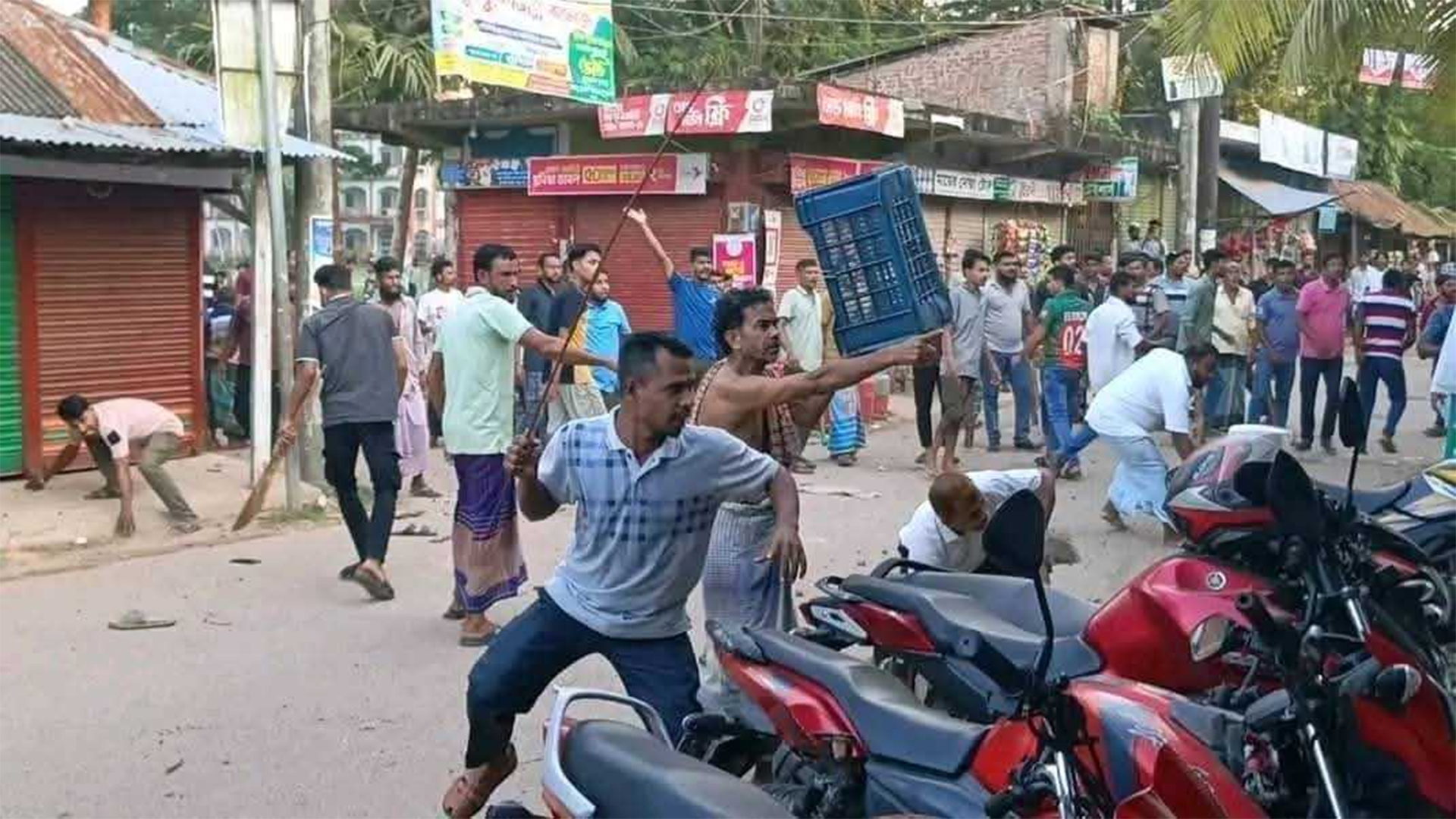 নোয়াখালীতে মসজিদের ভেতরে শিবির বাইরে যুবদল, সংঘর্ষে আহত ২৫