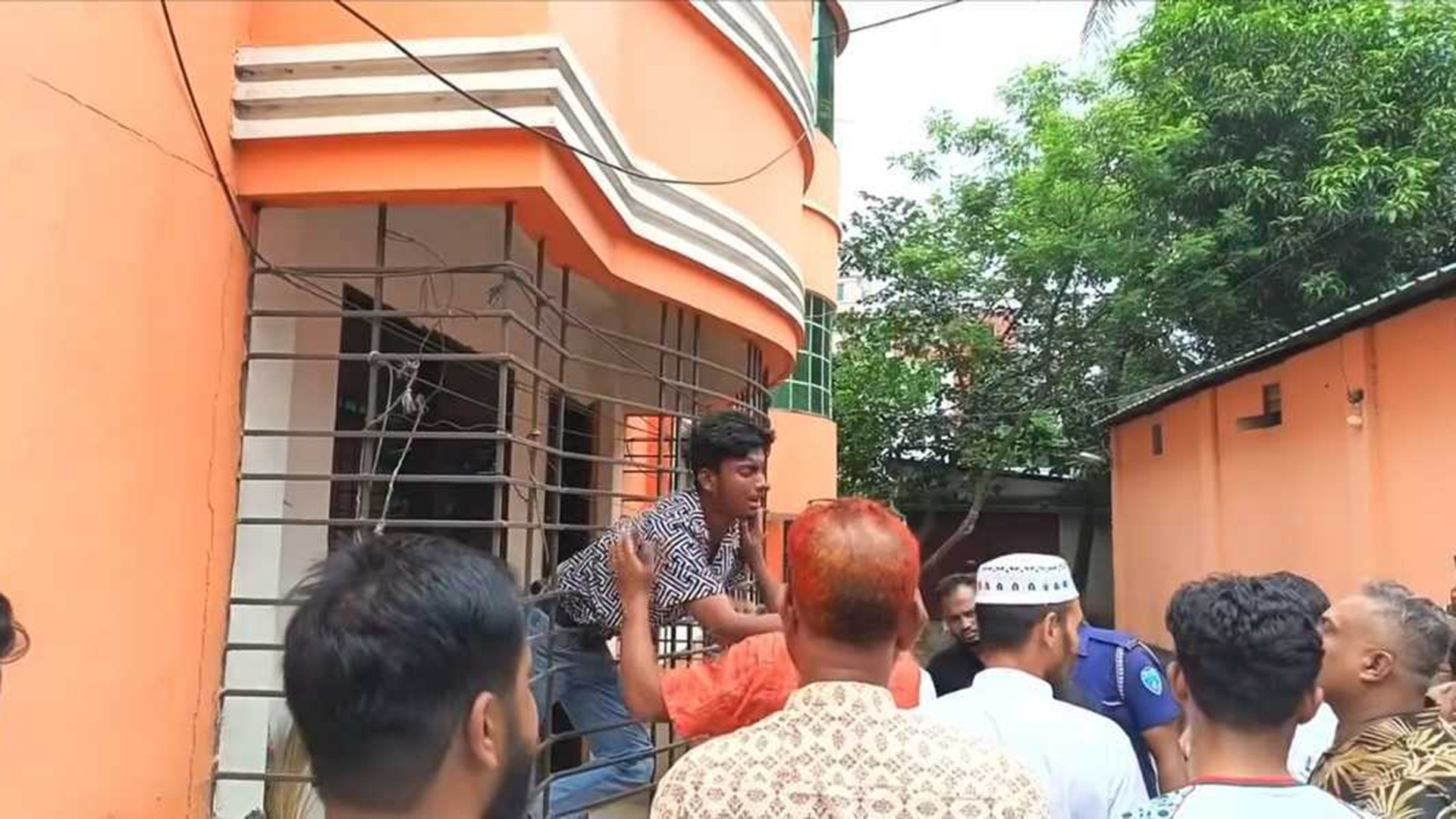 চুরি করতে গিয়ে গ্রিলে আটকা যুবক, ভিডিও ভাইরাল