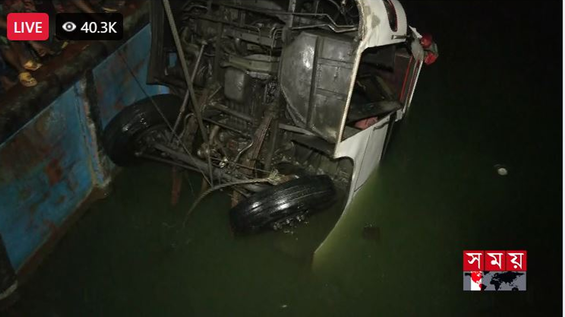 আস্তে আস্তে টেনে তোলা হচ্ছে পদ্মায় ডুবে যাওয়া বাস