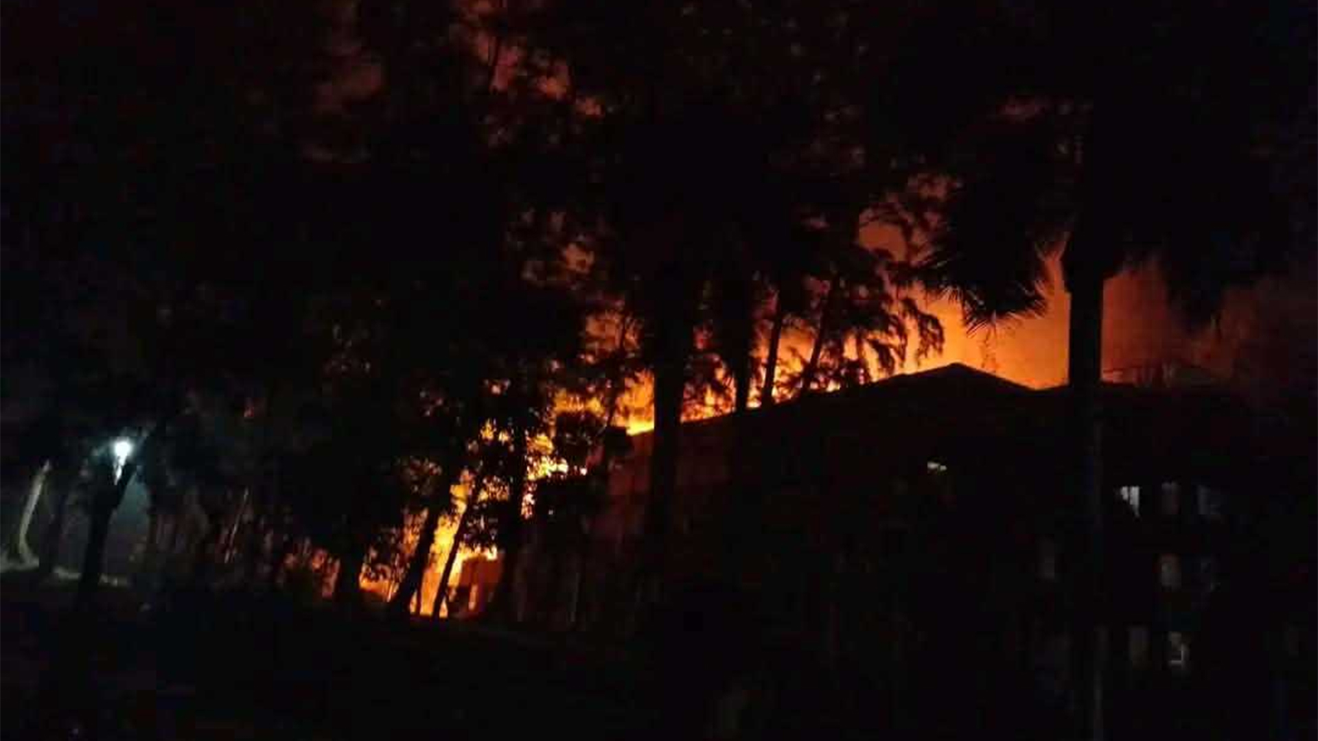 চবির এএফ রহমান হলে বৈদ্যুতিক খুঁটিতে আগুন, বিদ্যুৎ সংযোগ বন্ধ