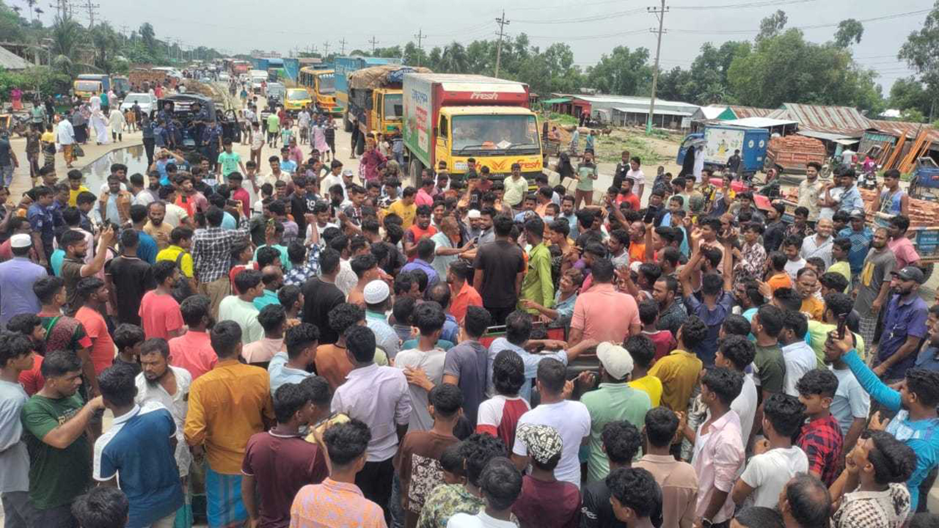কুমিল্লা-সিলেট মহাসড়ক অবরোধ করে শ্রমিক বিক্ষোভ, ১০ কিলোমিটার যানজট