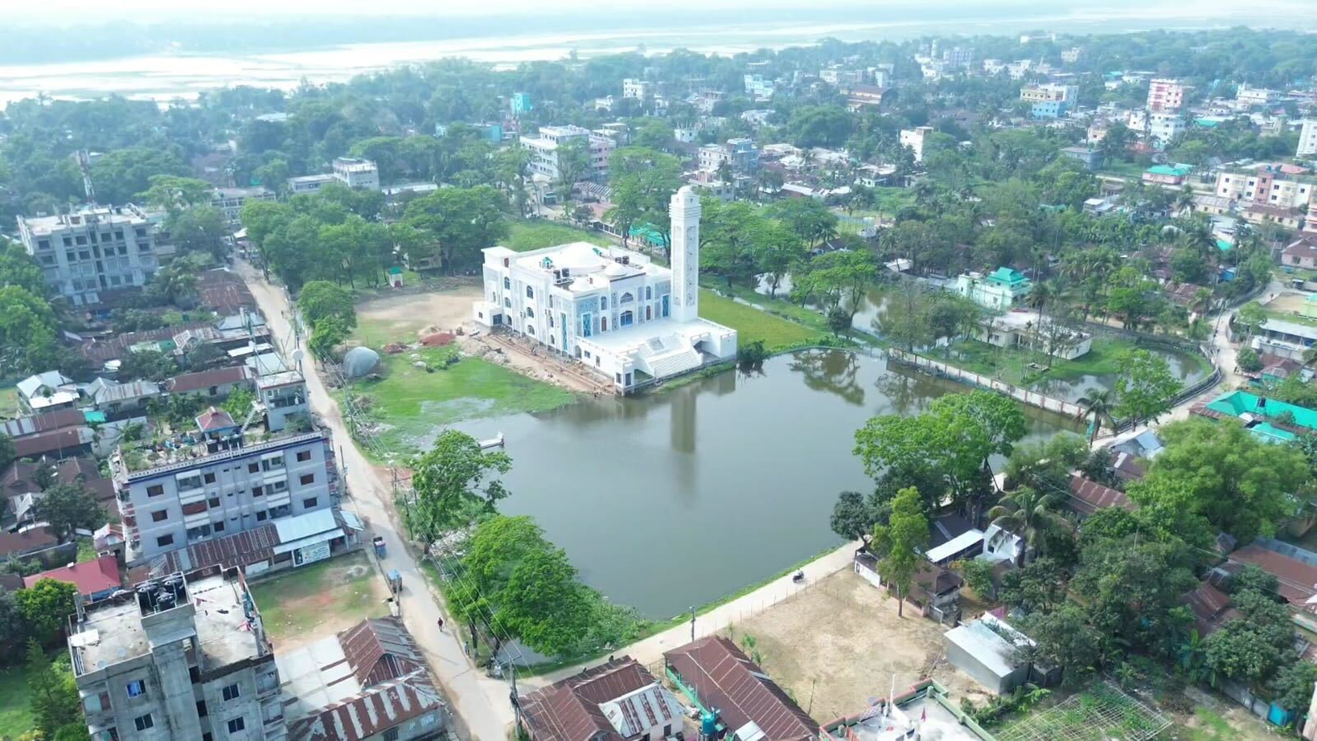 রাস্তার অভাবে মডেল মসজিদে নামাজে যেতে পারেন না মুসল্লিরা