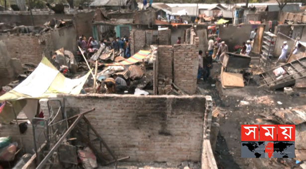 কল্যাণপুরে আগুনে সব হারিয়ে খোলা আকাশের নিচে বস্তিবাসীরা