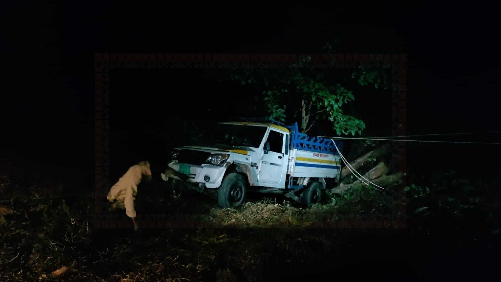 কাঠবোঝাই পিকআপ নিয়ন্ত্রণ হারিয়ে খাদে, নিহত ২