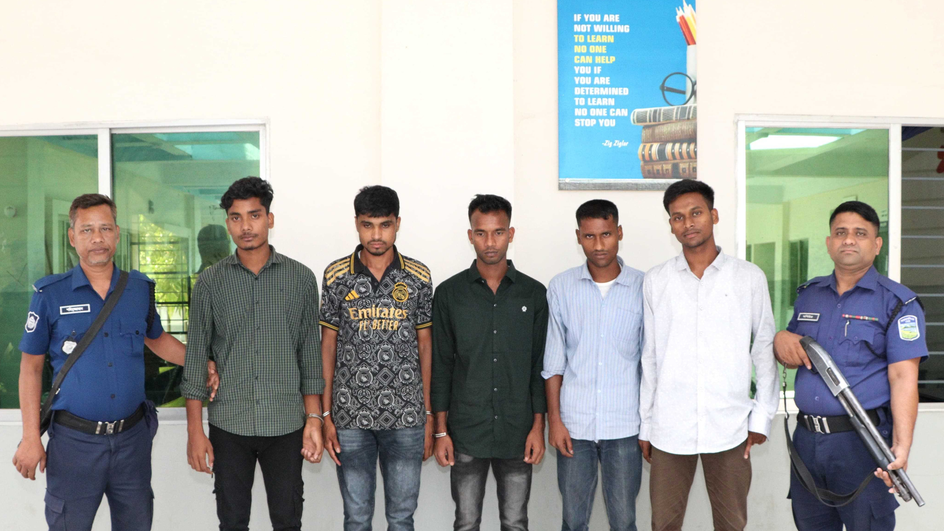 শেরপুরে কনস্টেবল নিয়োগ পরীক্ষায় ডিজিটাল ডিভাইস ব্যবহার, আটক ৫
