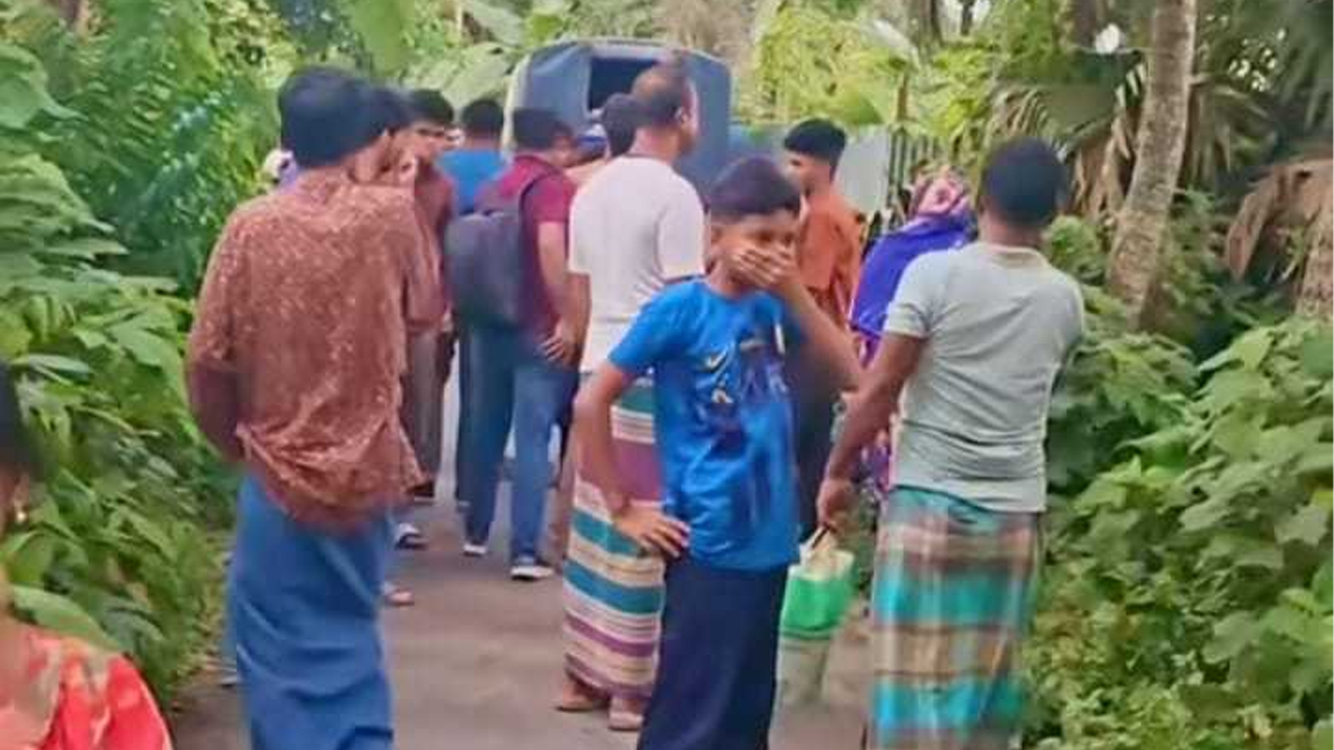 জঙ্গলে পড়ে ছিল অজ্ঞাতপরিচয় যুবকের অর্ধগলিত মরদেহ