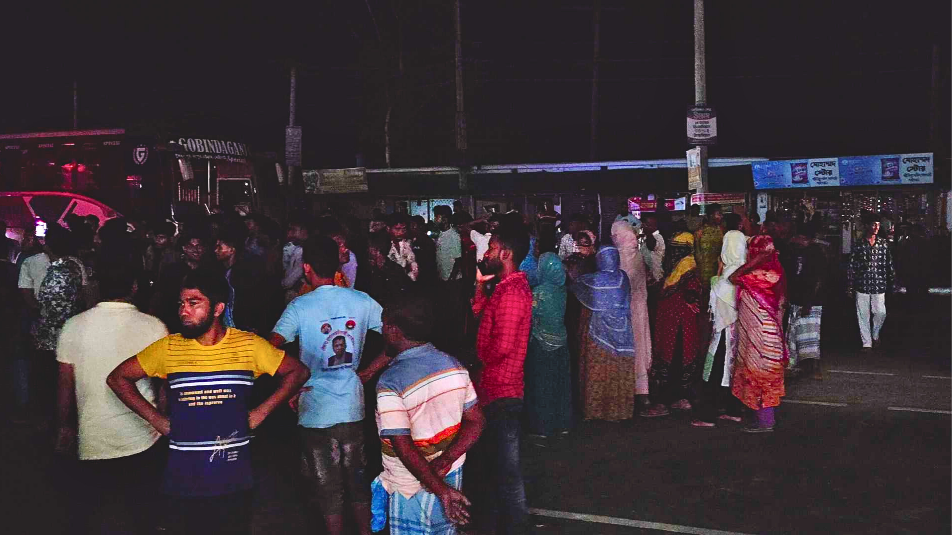 রাত পোহালেই এসএসসি পরীক্ষা, প্রবেশপত্র না পেয়ে মহাসড়কে শিক্ষার্থীরা