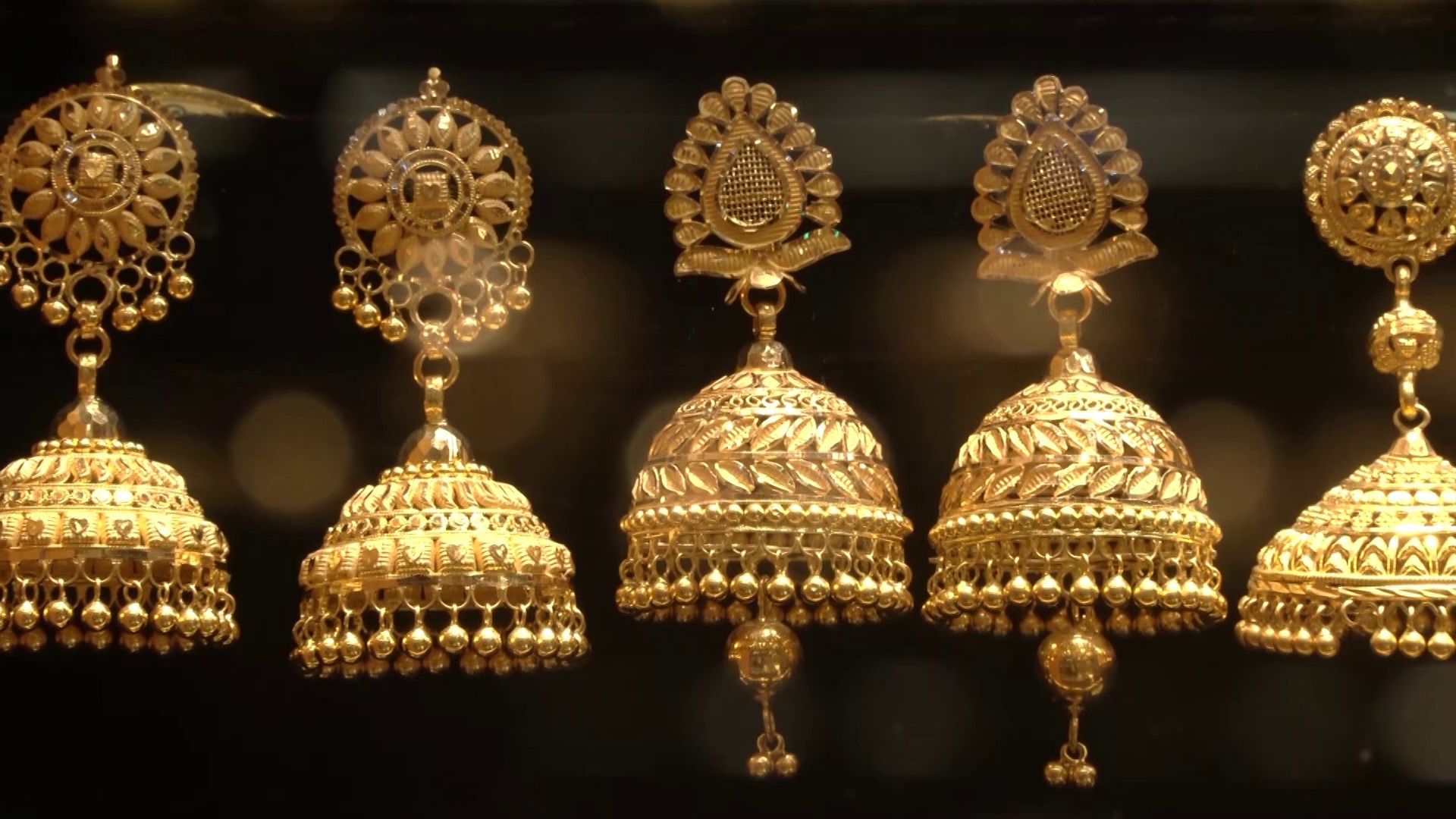 স্বর্ণের পতন অব্যাহত, টানা ৪ দফায় কত কমলো দাম?