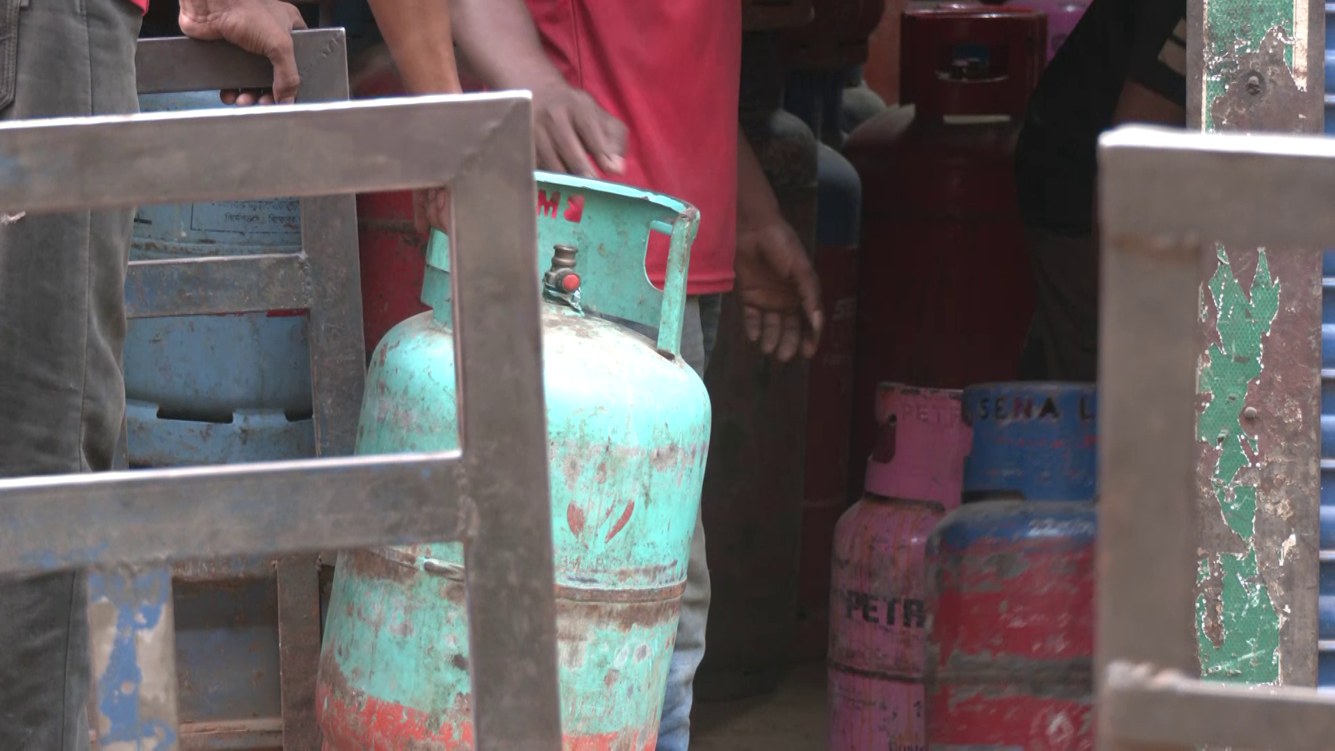 এলপিজির দামে নজিরবিহীন ঊর্ধ্বগতি, চাপে ভোক্তা ও ব্যবসায়ীরা