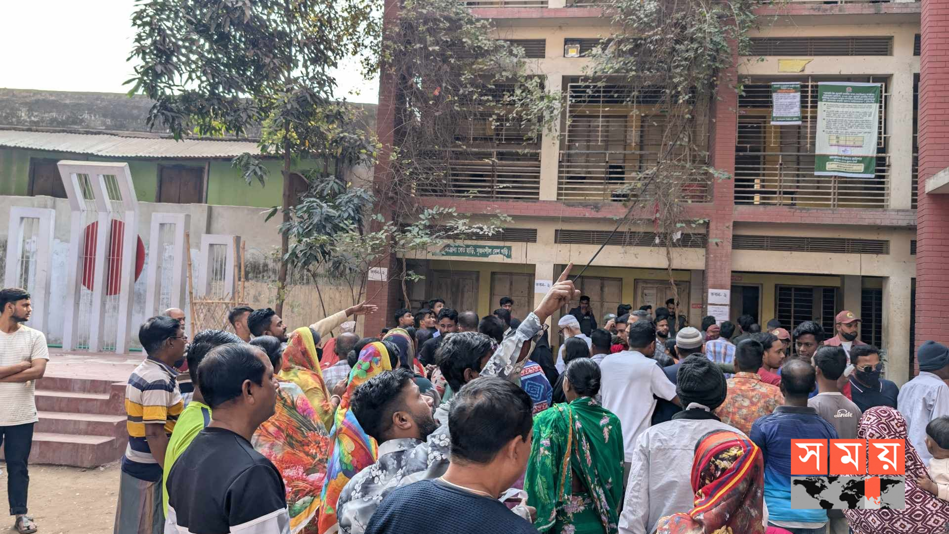 ভোটকক্ষ খোঁজা নিয়ে ভোগান্তি