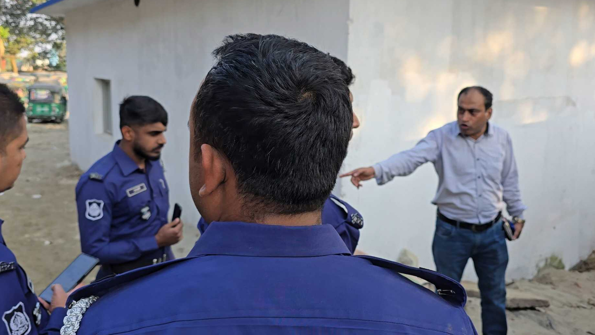 জায়গার মালিকানা নিয়ে মুখোমুখি অবস্থানে পুলিশ ও গণপূর্ত অধিদফতরের কর্মকর্তার