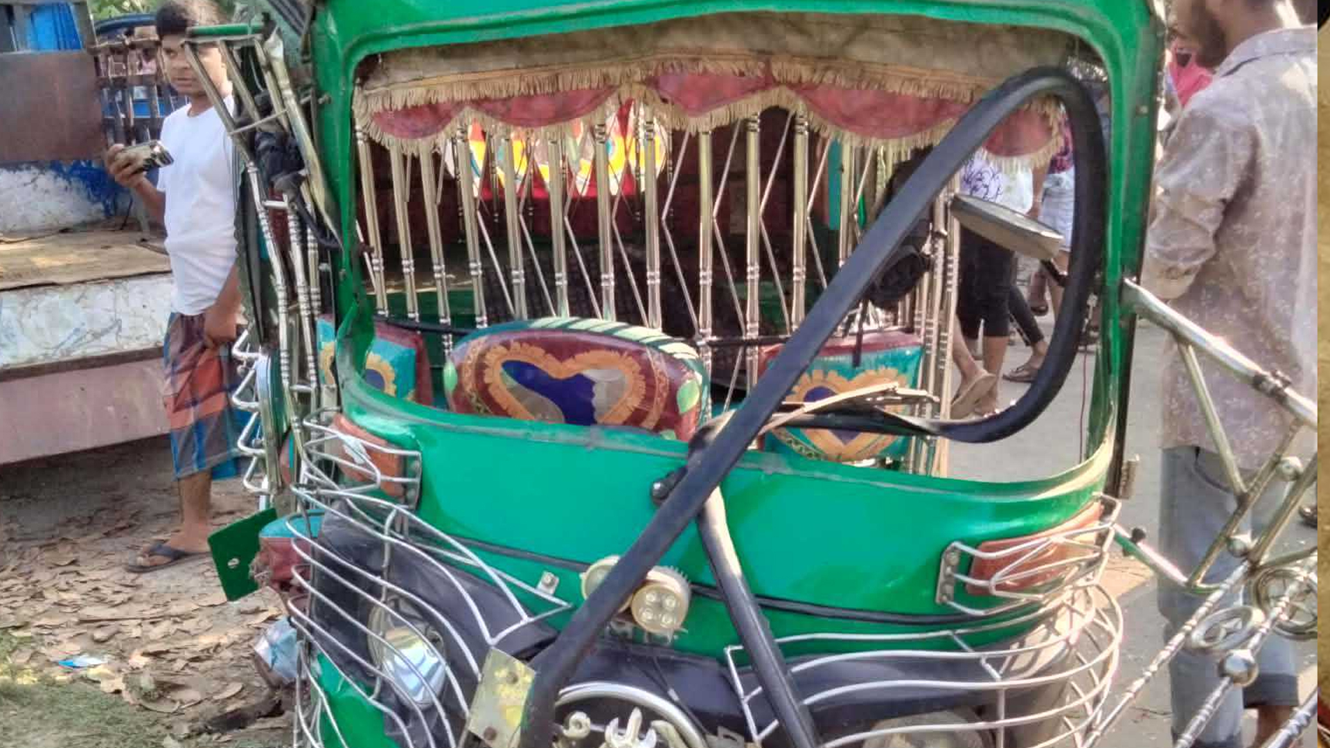 সড়ক দুর্ঘটনায় পথে প্রাণ গেল স্বামীর, হাসপাতালে স্ত্রীর