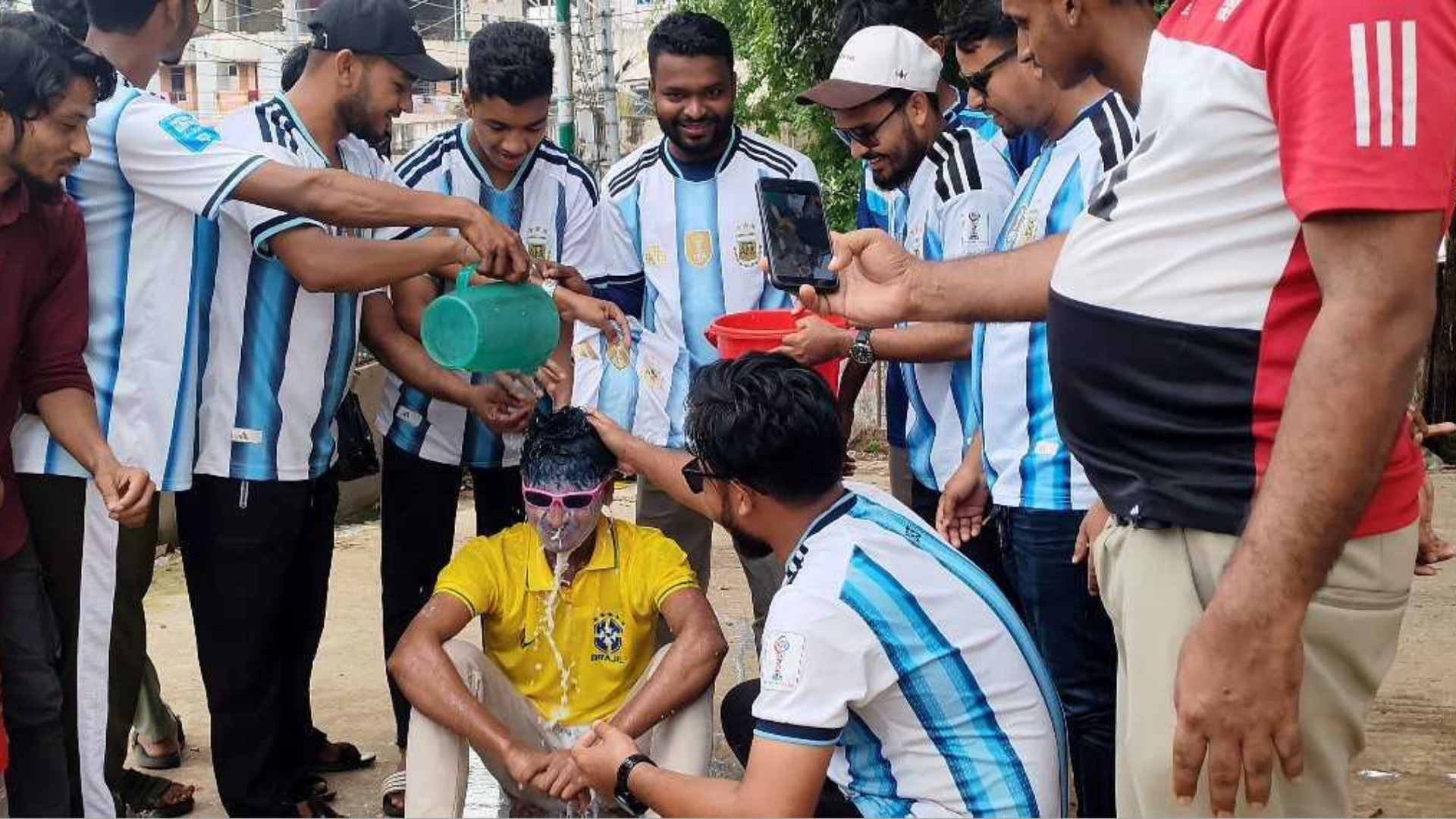 ৭ লিটার দুধে গোসল করে আর্জেন্টিনায় যোগ দিলেন ব্রাজ