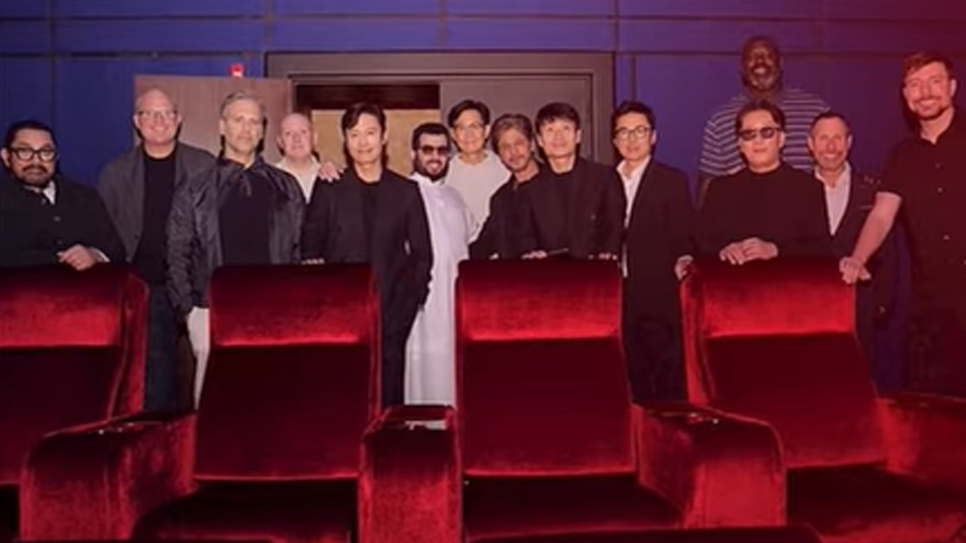 স্কুইড গেম অভিনেতাদের সঙ্গে শাহরুখ-আমিরের ছবি ভাইরাল