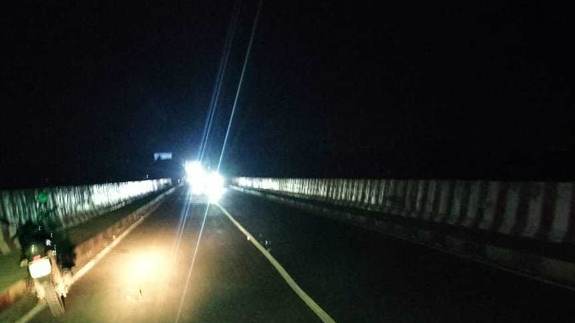 সন্ধ্যা নামতেই বাতিহীন সেতু হয়ে উঠে আতঙ্কের জনপদ