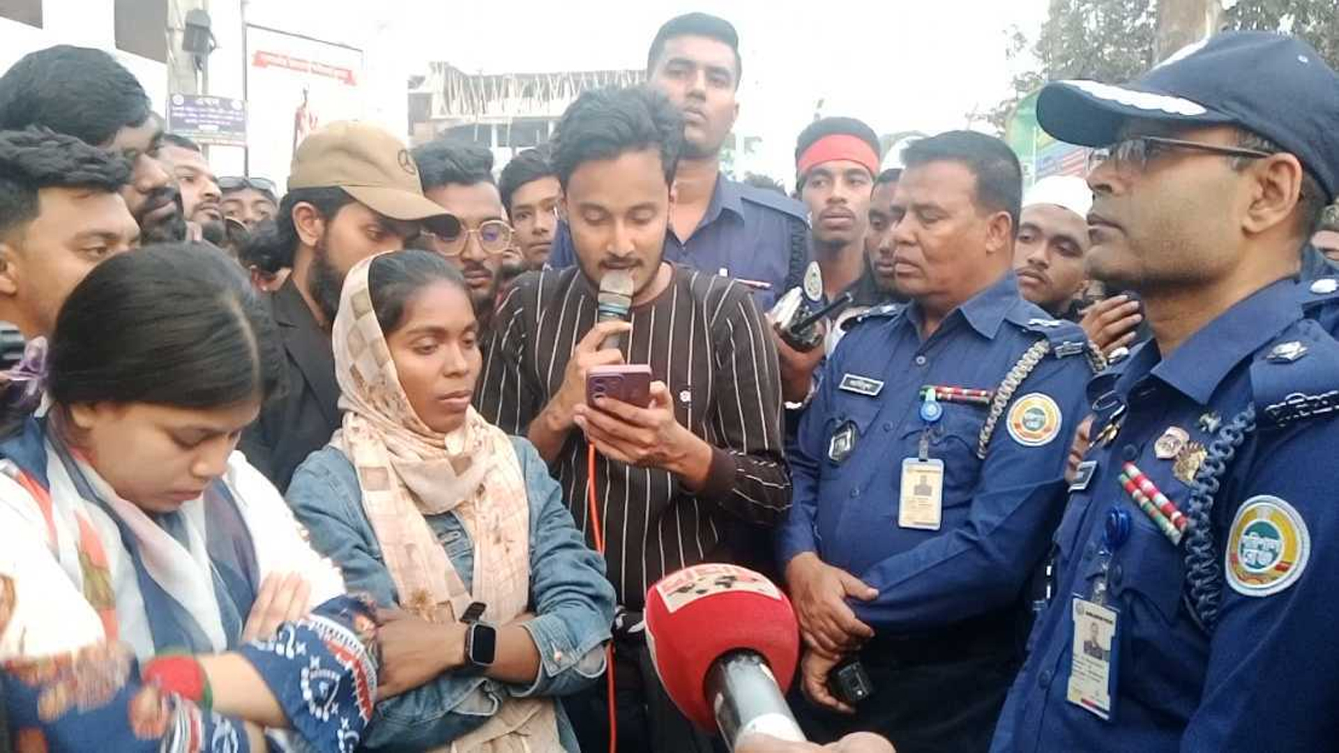 হাদিকে হত্যার প্রতিবাদে ঝালকাঠিতে মহাসড়ক অবরোধ, আলটিমেটাম