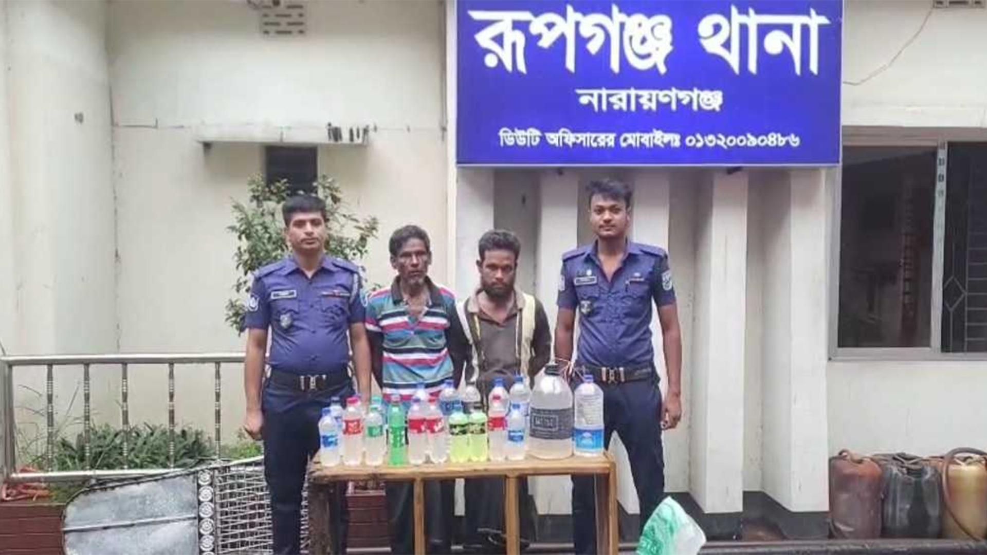 রূপগঞ্জে চোলাই মদসহ গ্রেফতার ২