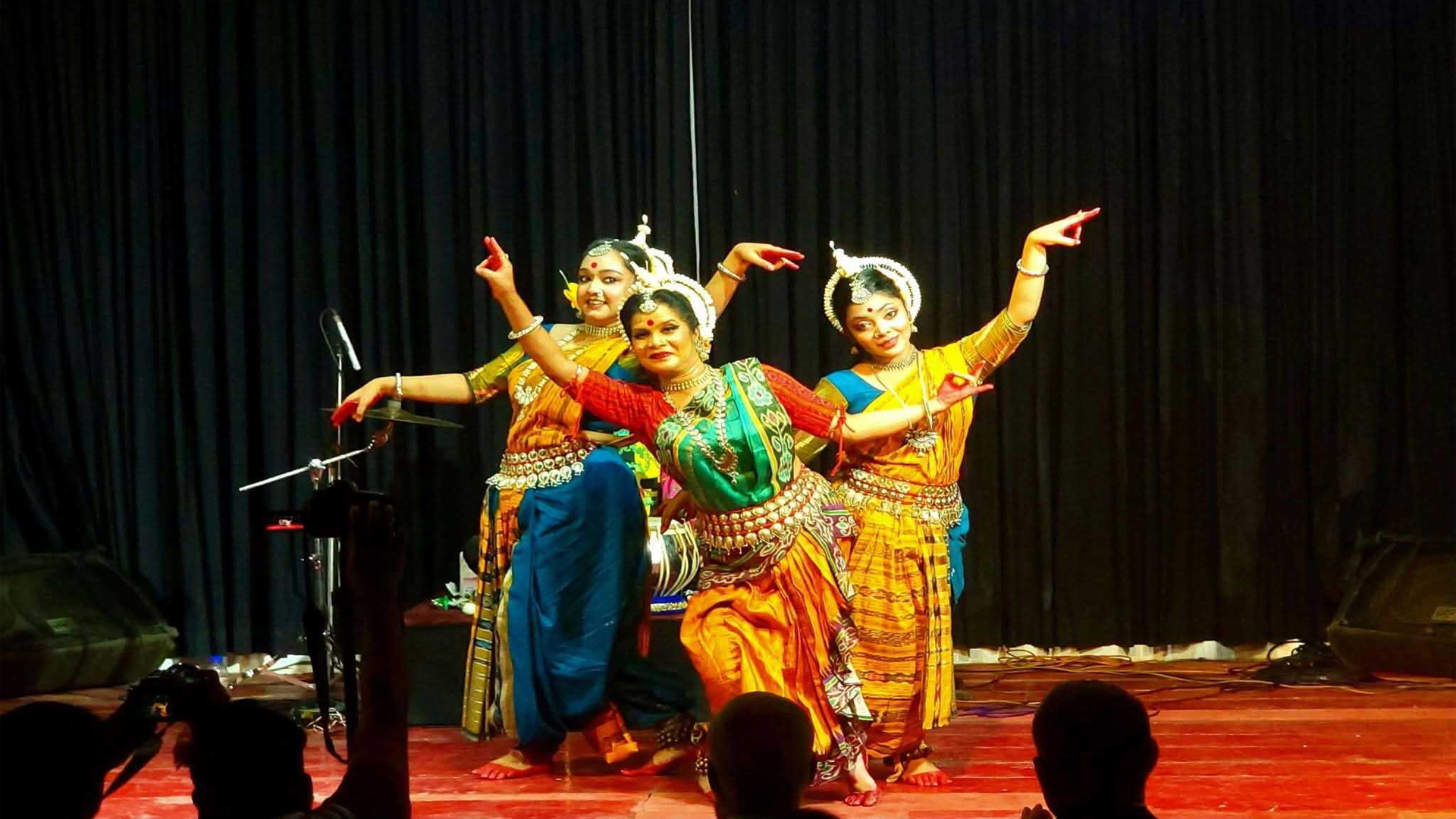 চট্টগ্রামে আন্তর্জাতিক ‘ট্যাবলাট্রনিক’ এ মুগ্ধ করল