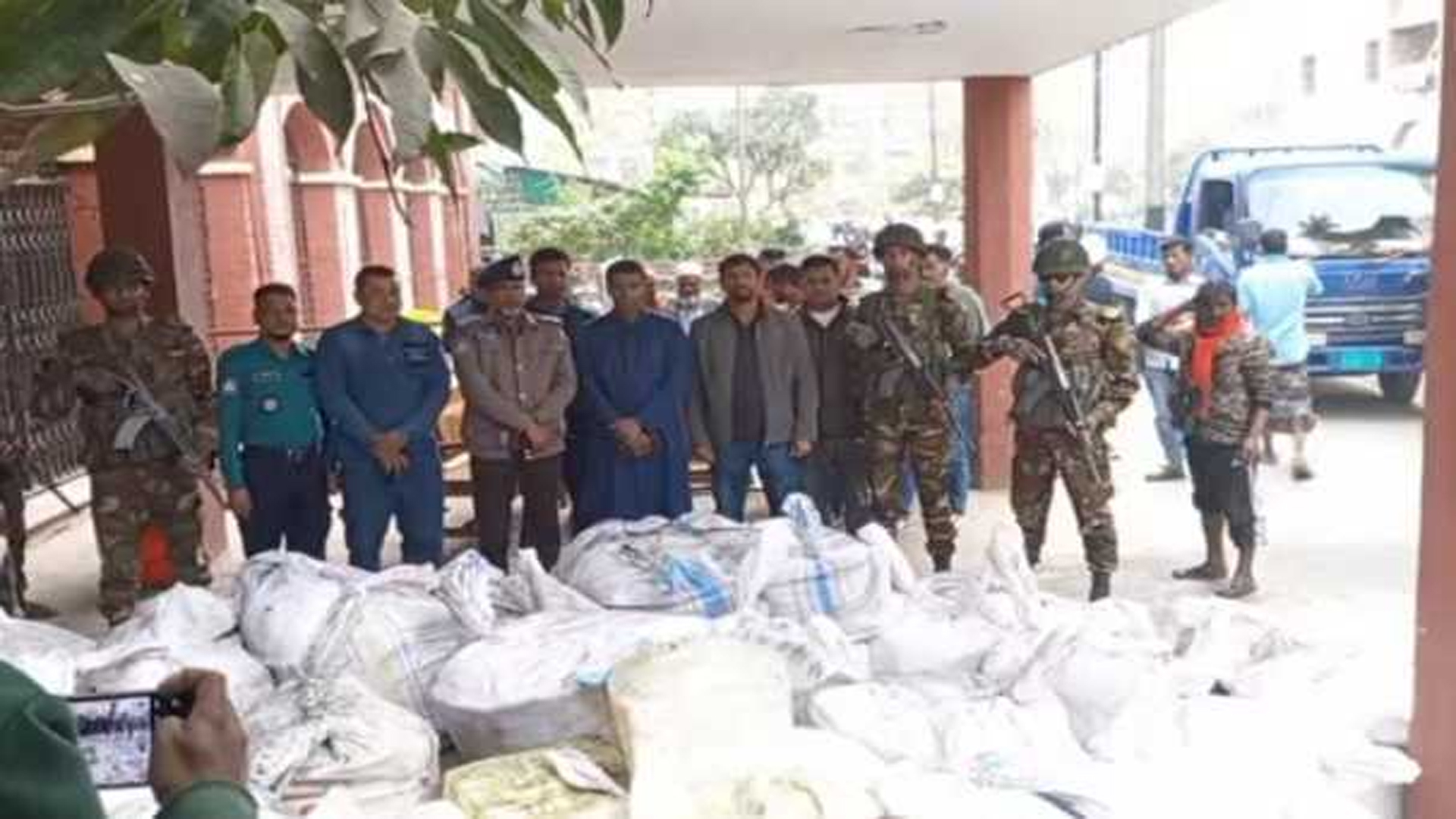 বরিশালে বাস থেকে তিন হাজার কেজি জাটকা জব্দ